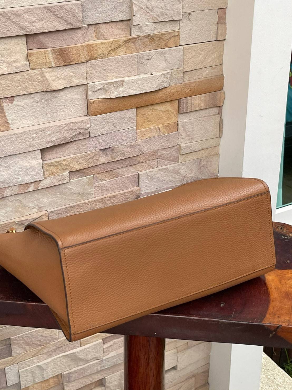 ของแท้ 💯% TORY BURCH Britten Small Slouchy Leather Tote Bag (New collection 2021) ความดีงามของรุ่นนี้อยู่ที่ขนาดที่ใหญ่จุของได้เยอะ