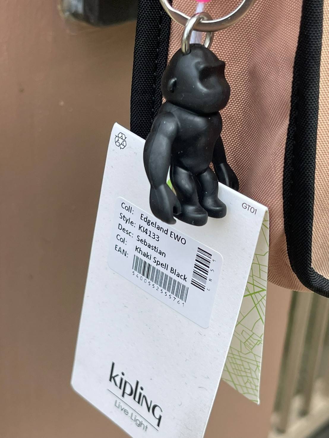 Kipling Patsy M Crossbody คอลเลคชั่นใหม่ล่าสุด ที่ไม่เน้นลวดลายและสีสัน แต่เน้นรูปแบบการใช้งานที่ง่ายแสนง่ายไม่ซับซ้อน ขนาดกำลังดี สามารถใส่ของที่จำเป็นได้ ไม่ว่าจะเป็นโทรศัพท์มือถือหรือกระเป๋าสตางค์ น้ำหนักเบา ด้านในของกระเป๋ายังแบ่งช่องเป็นระเบียบ พกพาไ