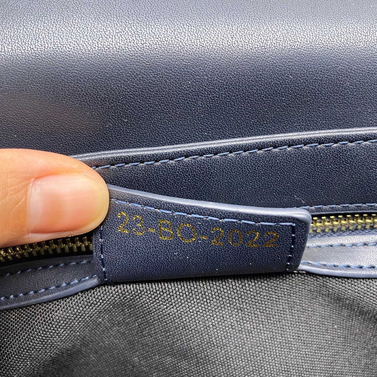 DIOR CD Signature Bag with Strap / CD OVAL CAMERA BAG / Dior Camera Bag ดีไซส์ใหม่ล่าสุด บ่งบอกถึงความหรู แต่ใช้งานได้โอกาส ใช้ได้ทั้งชายหญิง กระเป๋าสะพายทรงกล้อง ขนาดกะทัดรัด ไซส์สะพายคล่องตัว สีผู้ดีมากๆ