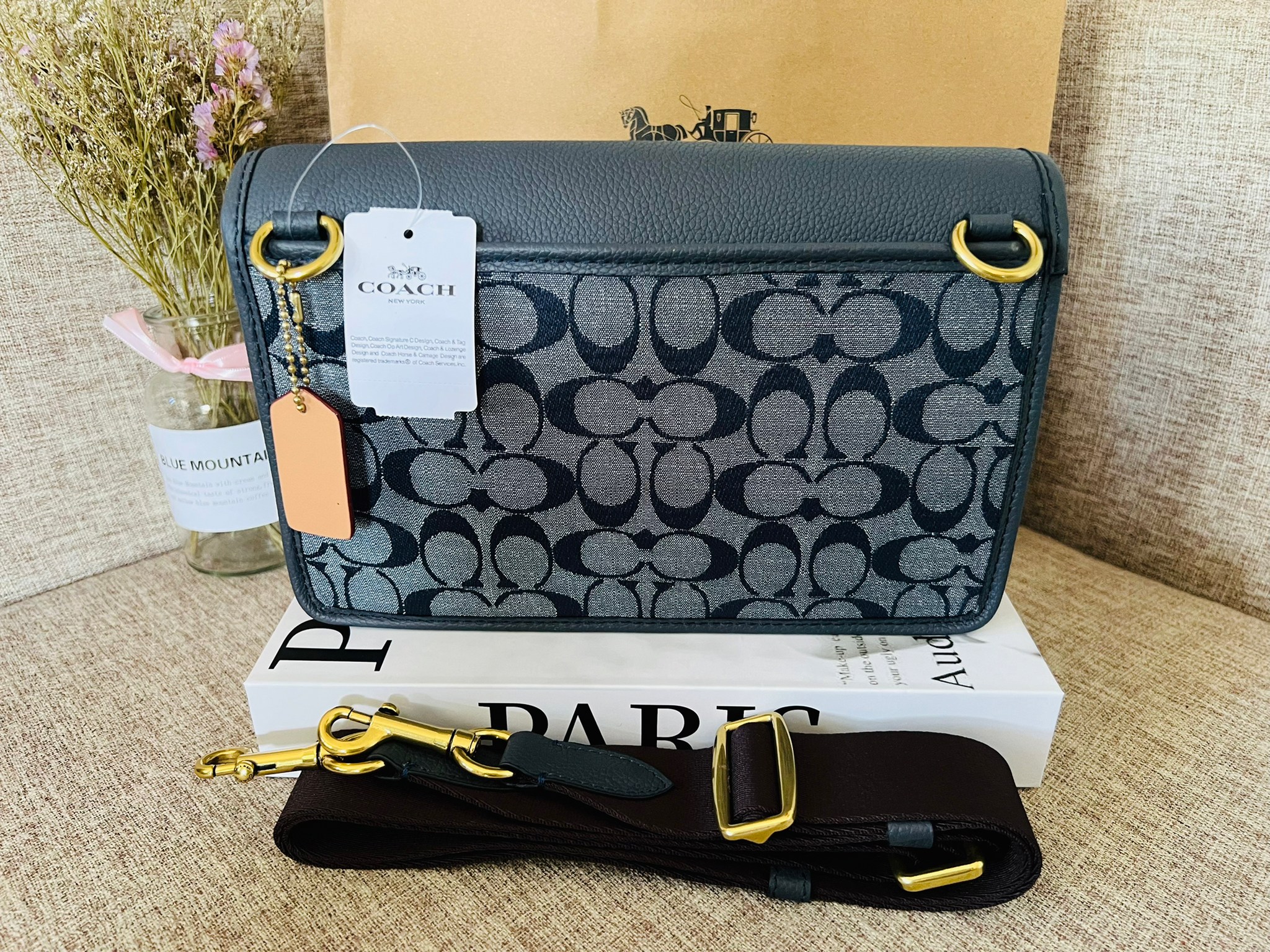 COACH Turner Flap Crossbody In Signature Chambray C8185 กระเป๋าสะพายหนังแชมเบรย์ซิกเนเจอร์และหนังธรรมชาติ ด้านในกระเป๋าซิป กระดุมแป๊ก ซับในหนัง กระเป๋าสลิปด้านนอก สายสะพายถอดได้ ยาว 25” สำหรับสะพายไหล่หรือสะพายข้าง