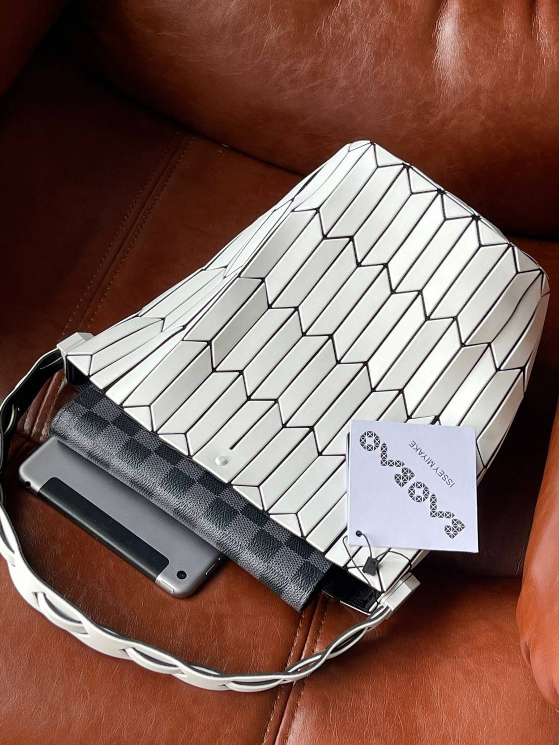 Large : Baobao Issey Miyake Large Bucket กระเป๋าบัคเก็ตขนาดใหญ่สามารถใช้ใส่ร่มพับได้หรือขวดน้ำขนาดเล็กได้ ซีรีย์ใหม่นี้มีจุดเด่นที่แผ่นรูปทรงสี่เหลี่ยมด้านขนานในแนวตั้ง เกิดเป็นรูปทรงสามมิติซึ่งแตกต่างไปจากรูปทรงที่เกิดขึ้นจากแผ่นสามเหลี่ยม หูหิ้วสามารถขย