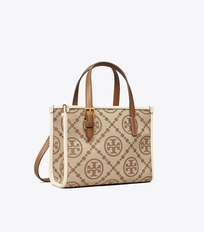 TORY BURCH MINI T MONOGRAM SQUARE TOTE รุ่นใหม่ล่าสุด คิ้วท์กว่าใคร! กับไอเท็มโมโนแกรมสุดฮิต กระเป๋าทรงโท้ทไซส์มินิ น่ารักน่าใช้มากๆ ให้คุณได้เพลิดเพลิน และคล่องตัวมากๆ