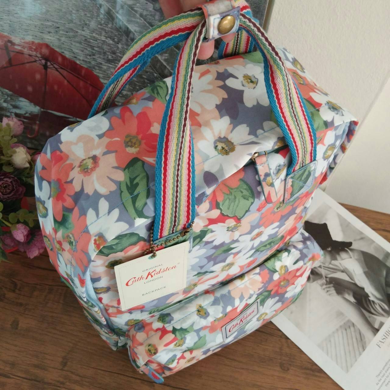 Cath Kidston Backpack Bag กระเป๋าเป้ สไตล์วินเทจ ด้านหน้ามี 1 ช่องซิป เปิดปิดด้วยซิป มีช่องหลักโล่งกว้าง และช่องเล็ก ใบนี้จุของได้เนอะ คุ้มค่าเกินราคาค่ะ