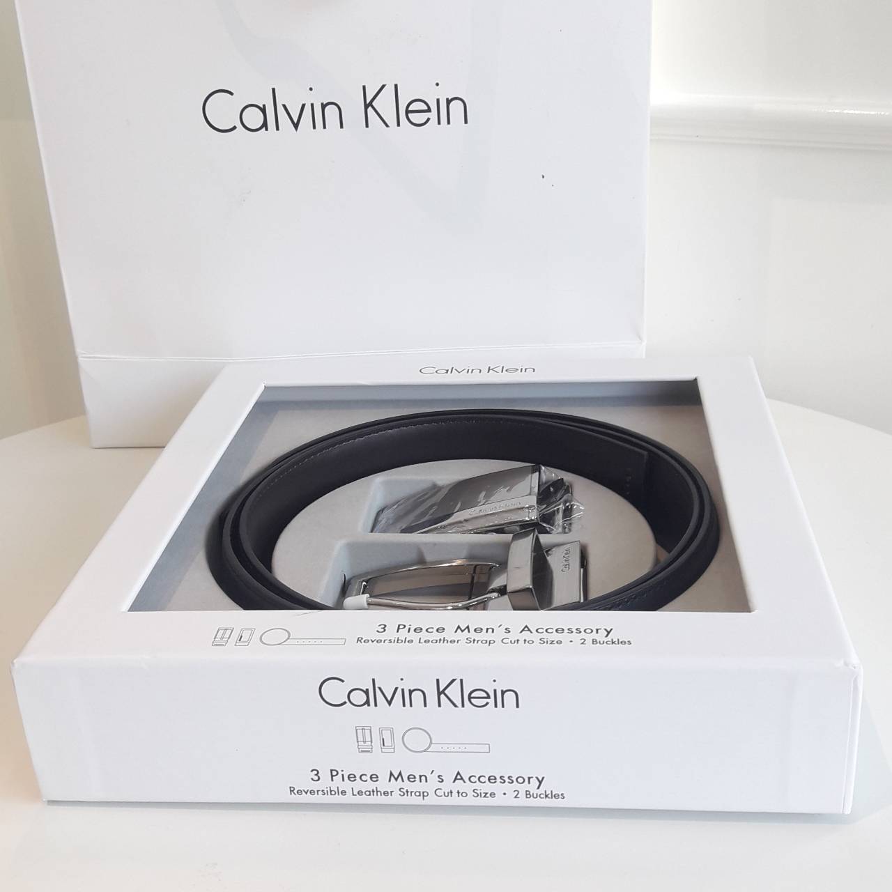New item!! กับ Set สุดคุ้ม ที่ทางร้านสรรหามา แล้วคะกับเซ็ตเข็มขัดชาย CALVIN KLEIN MEN'S ACCESSORY วัสดุหนังแท้ 100% ด้านในมาพร้อมหัวเข็มขัด 2 แบบสองสไตล์ตามการแมชต์ได้หลายลุค สาวๆท่านไหนที่กำลังมองหาของขวัญสุดหรู ให้คุณผู้ชาย เซ็ตนี้ตอบโจทย์ความคุ้มค