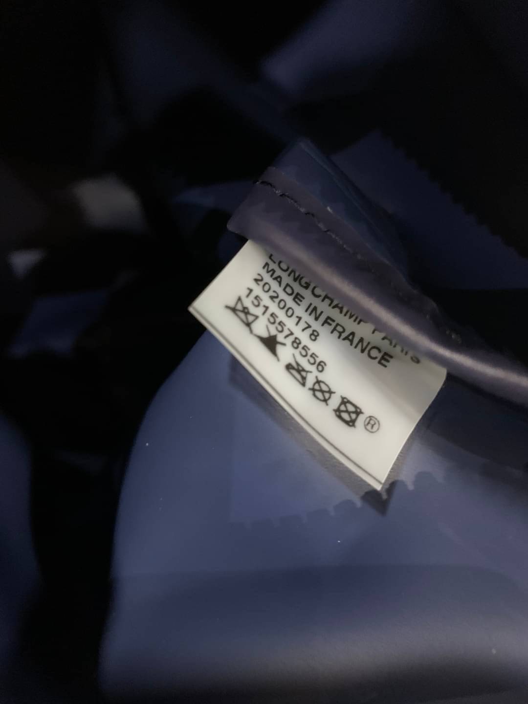 Longchamp Le Pliage Neo Size M มาพบกับกระเป๋ารุ่นยอดนิยม ที่สาวๆ ต้องมีไว้เก็บไว้สักใบ กระเป๋าโท้ทใบนี้ มาพร้อมกับสีที่มีสไตล์เรียบง่าย มีสายสะพายยาวช่วยให้คุณสามารถสะพายไหล่ได้อย่างสบาย ในขณะที่ที่ปิดแบบซิปช่วยให้คุณมั่นใจได้ว่าของด้านในมีความปลอดภัย Le 