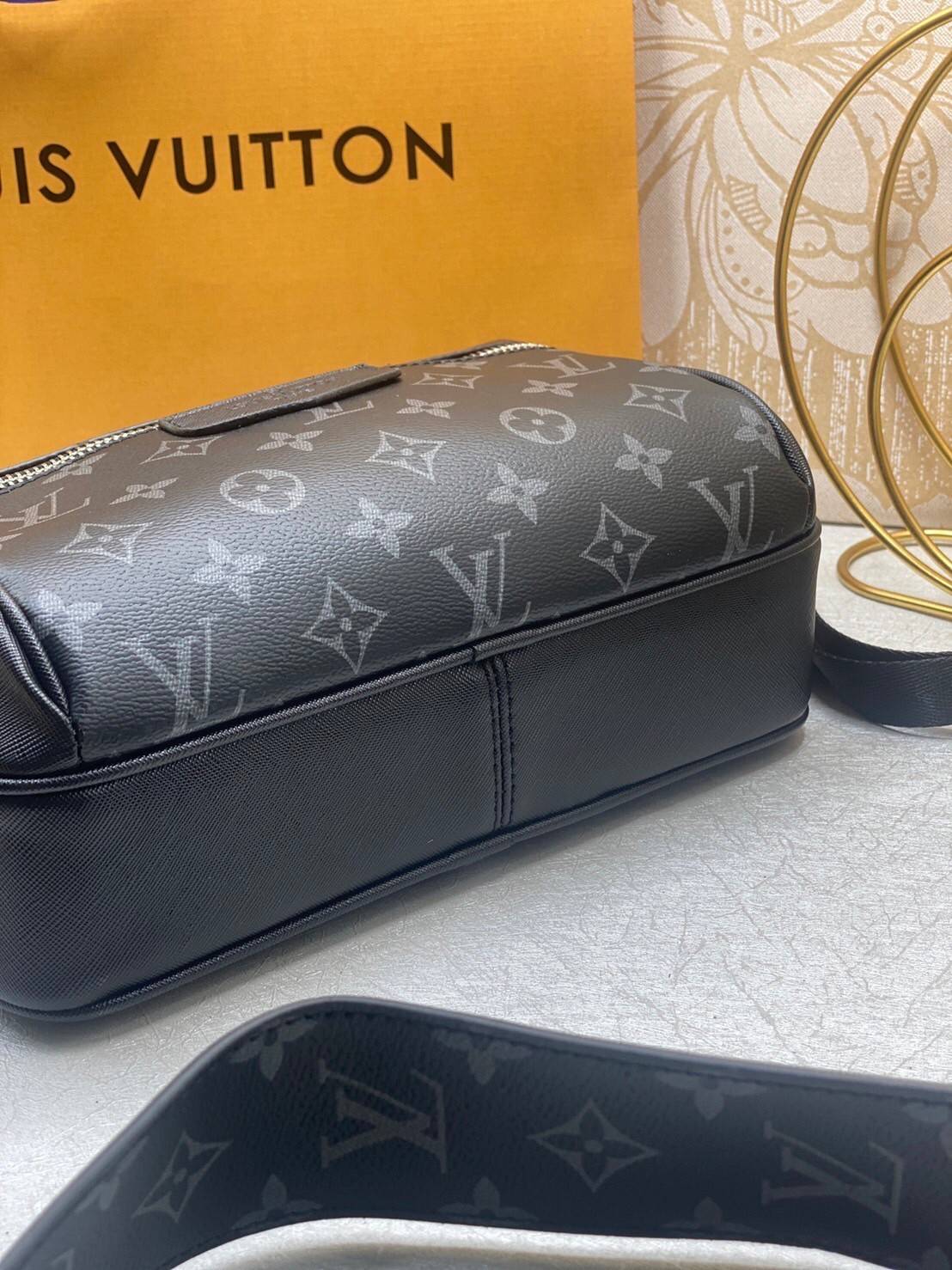 LV Messenger OUTDOOR Bag M30233 กระเป๋าแมสเซนเจอร์ กระเป๋าสะพายข้าง เป็นทรงที่ได้รับความนิยมอย่างมาก เนื่องจากมีขนาดกำลังดี พกพาสะดวกและมีดีไซน์หลากหลาย