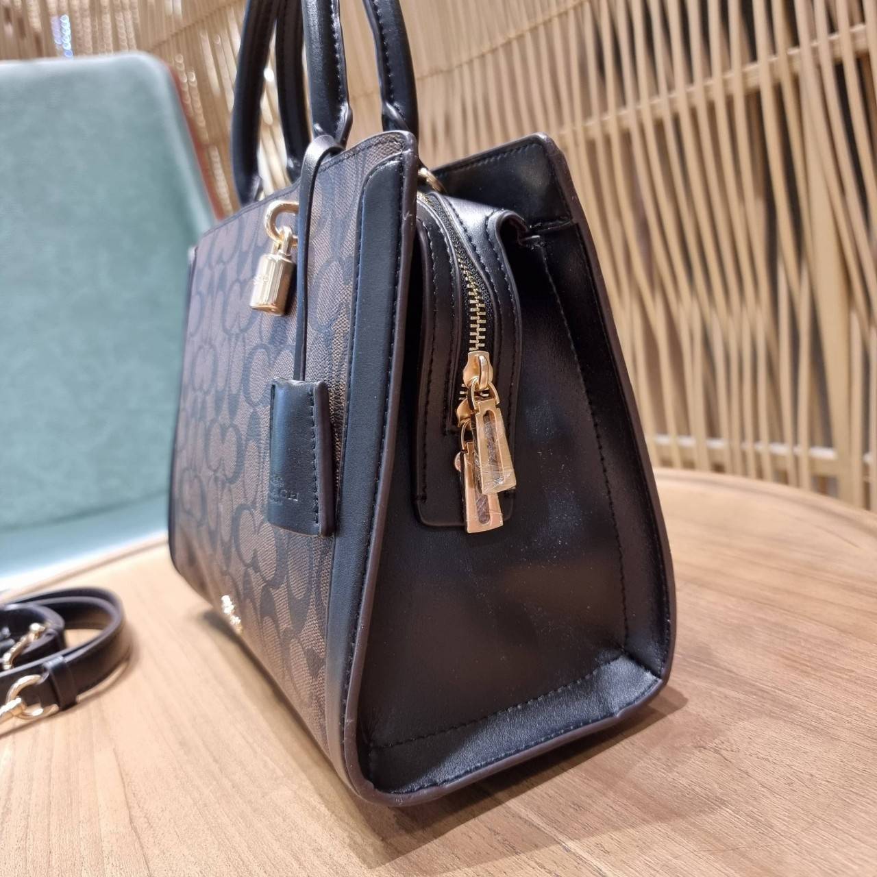 COACH ZOE CARRYALL IN SIGNATURE CANVAS เดอะเบสท์แห่งปี ต้องยกให้พี่คนสวยใบนี้เลย!! รุ่นที่สาวๆตามหา หายากอีกหนึ่ง กระเป๋าถือ/สะพายทรงสวย คลาสสิค ใบใหญ่จุคุ้ม มีดีเทลน่ารักๆที่แม่กุญแจ สามารถล็อคหัวซิปได้ กุญแจซ่อนในพวงหนังห้อยก็น่ารักไปอีก ภายในโล่งกว้าง 