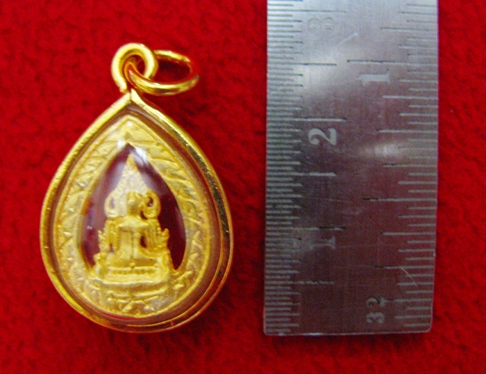 จี้พระพุทธชินราชองค์เล็กเนื้อทองพ่นทรายล้อมเพชรเลี่ยมทองไมครอนพร้อมใบคาถาค่ะ