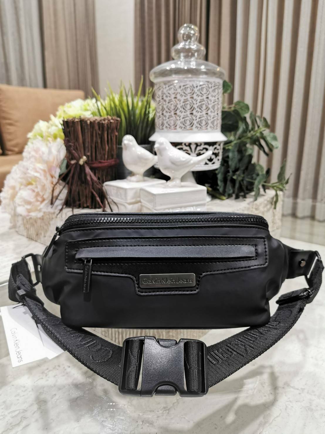 CALVIN KLEIN" JEANS NYLON WAIST BAG กระเป๋าสะพายคาดเอวหรือคาดอกอกรุ่นใหม่ล่าสุดดีไซน์สุดฮิต Limited Edition จาก Calvin Klein Factory วัสดุ Nylon+Polyester 100% คุณภาพดีดูเเลรักษาง่าย กันน้ำ เปิดปิดด้วยซิปสะดวกใช้ หัวซิปแบรนด์ด้านหน้ามีโลโก้และช่องซิป