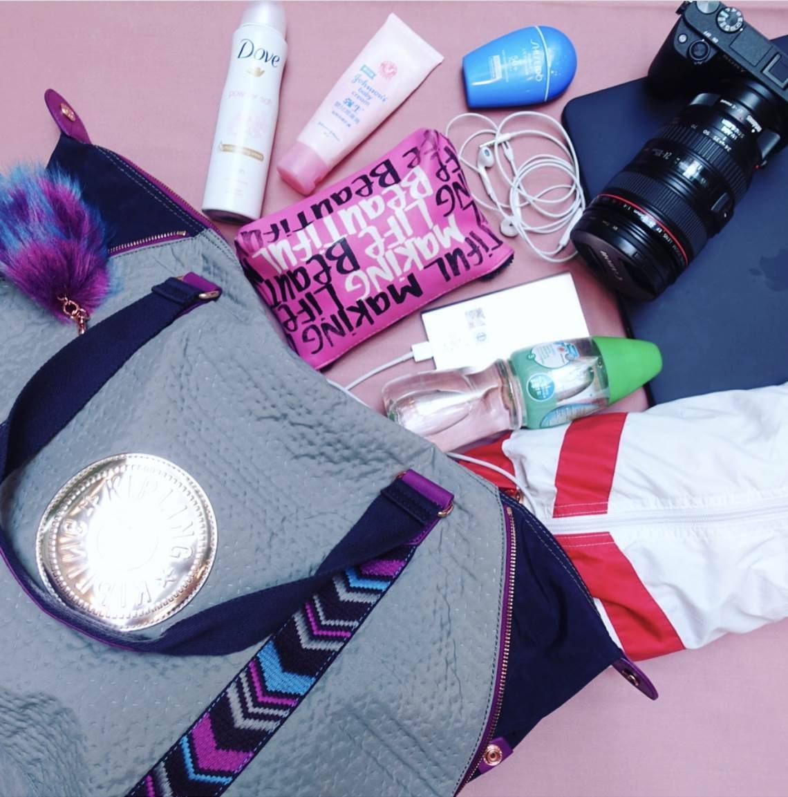 BEST SELLER! NEW! KIPLING ART TOTE BAG กระเป๋าถือหรือสะพายรุ่นใหม่ Special Limited Edition วัสดุ Nylon+Polyester 100% น้ำหนักเบาโดดเด่นที่สามารถรูดซิปมุมกระเป๋าเปลี่ยนทรงได้ไม่จำเจ มีหูหิ้วสะพายไหล่เเละสายยาว crossbody เลื่อนปรับระดับได้ มือจับหูหิ้วเป็นห