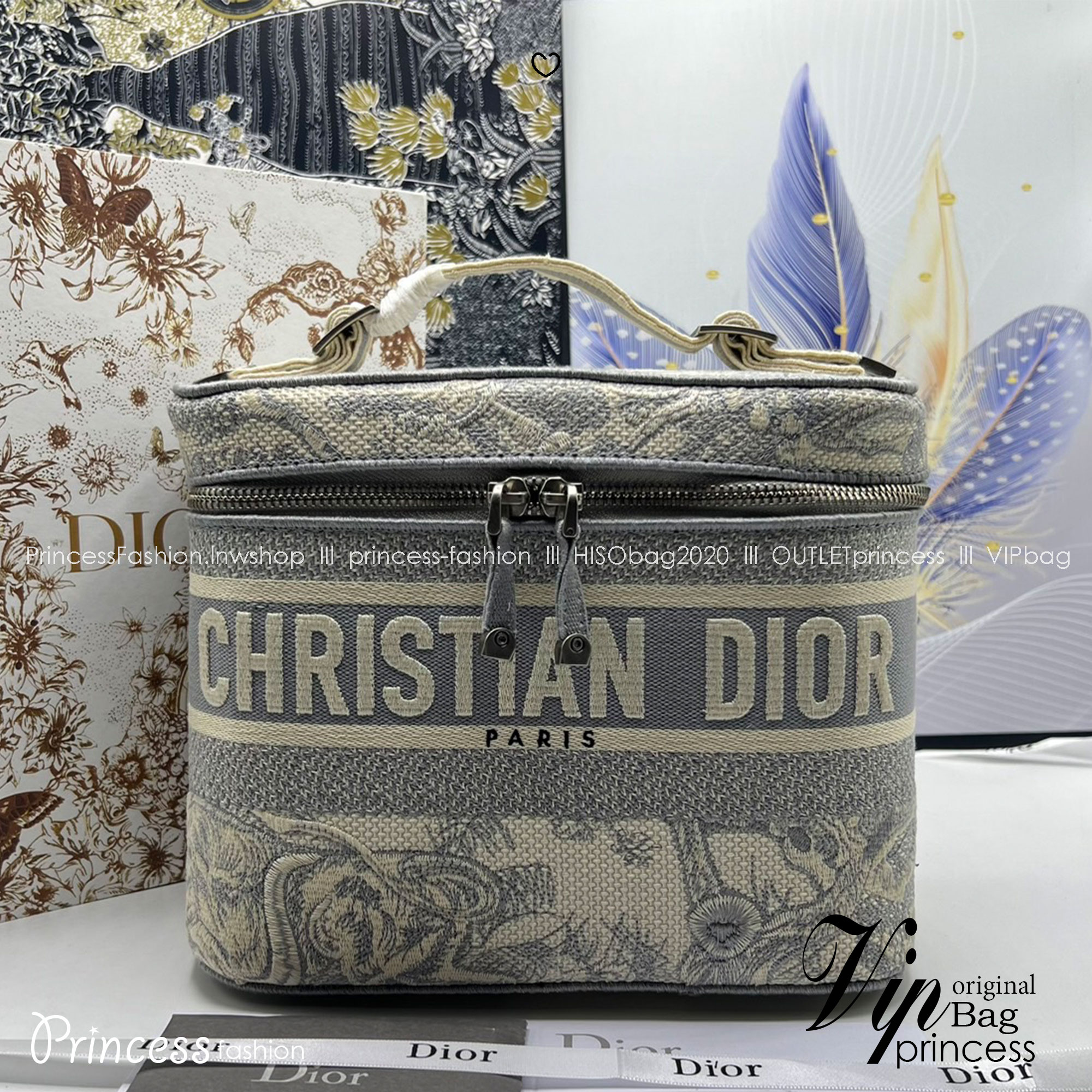 22cm Medium DiorTravel Vanity Case กระเป๋าใส่เครื่องสำอางใบกลาง จุของได้เยอะ มาพร้อมกับลวดลาย Oblique ปักอย่างประณีตและประดับด้วยสัญลักษณ์ Christian Dior Paris มาพร้อมสายสะพายและหูจับในตัว