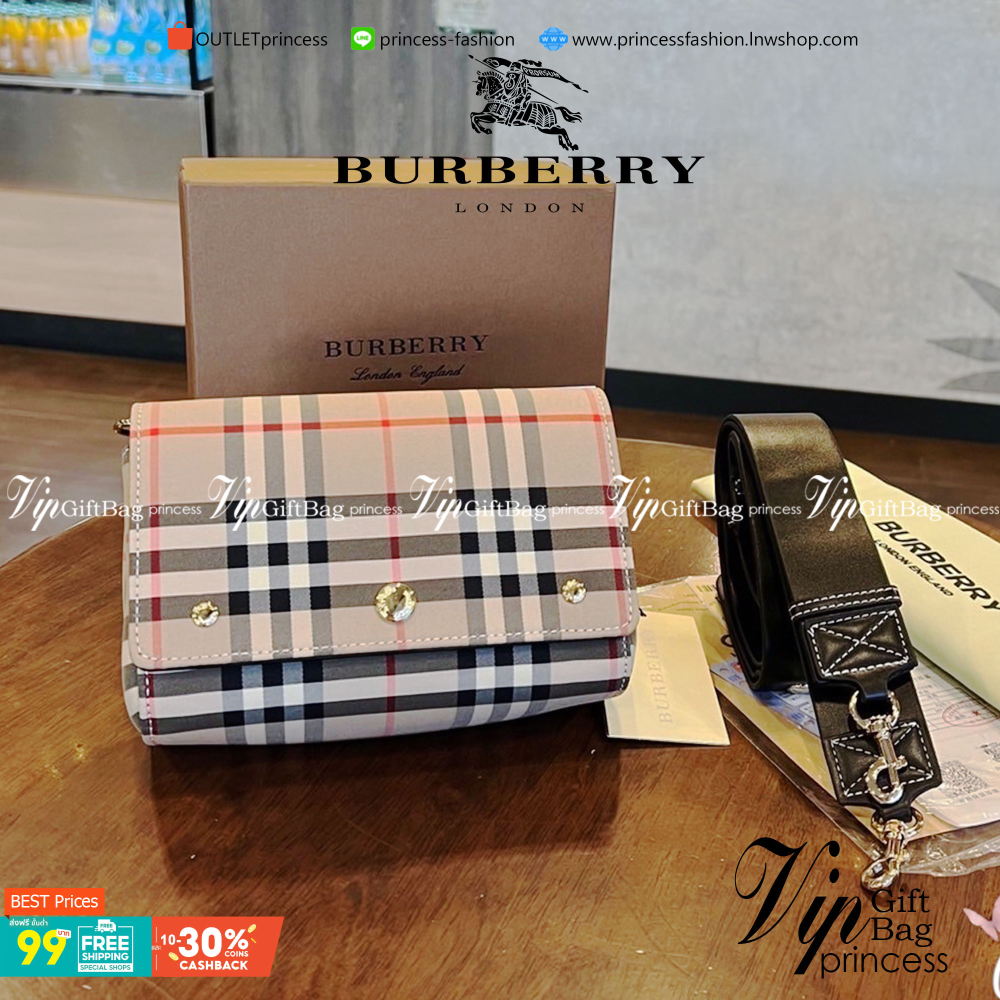 VIP 】BURBERRY FRAGRANCES VINTAGE CROSSBODY BAG กระเป๋าสะพายลายออริจินอลเรียบหรูสุดคลาสสิค เปิดหน้าสะดวกใช้ ภายในปั้มโลโก้ พร้อมสายสะพายหนังยาวปรับระดับได้จะสะพายไหล่หรือ Crossbody ก็ดูดีสวยน่าใช้มากค่ะเป็นอีกหนึ่งไอเท็มแนะนำ สินค้ามาพร้อมถุงผ้ากันฝุ่นแบรน