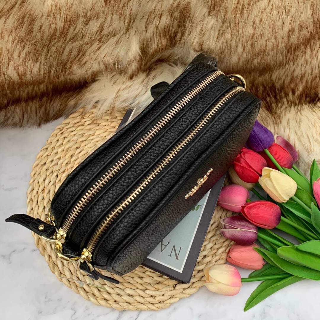 ของแท้ 💯% Kate spade New York mini shoulder bag กระเป๋าสะพายหนังนิ่ม สวยอยู่ทรง ด้านหน้าประดับโลโก้แบรนด์ อะไหล่ทอง น้ำหนักเบา มี2ช่องซิป แยกเป็นสัดส่วน ภายในมีช่องซิป 1 ช่อง และช่องใส่ของจุกจิก 1ช่อง จุของได้เยอะ สายสะพายปรับระดับได้ค่ะ