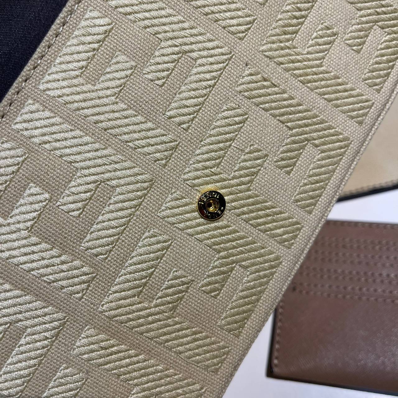 หนังแท้ Fendi Wallet On Chain With Pouches leather mini-bag กระเป๋าสะพายข้างทรงเหลี่ยมตกแต่งด้วยโลโก้ Fendi กระดุมแป๊ก มาพร้อมกระเป๋าด้านในแบบถอดได้ถึง 2ใบ สุดคุ้ม พร้อมสายโซ่และสายสปอร์ตถอดออกได้ ไอเท็มนี้ไม่ควรพลาดเลยค่าา