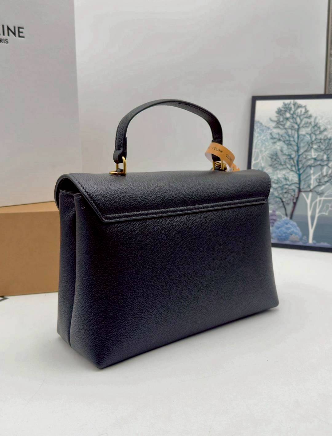 CELINE NINO BAG IN SUPPLE GRAINED LEATHER กระเป๋าสะพายพร้อมหูจับในตัว ดีไซน์แบบสวยสับดูแพงสุดๆ รูปทรงคลาสสิคทำให้ใช้งานได้ง่าย แมทช์ได้หลากหลายสไตล์ สวยมาก