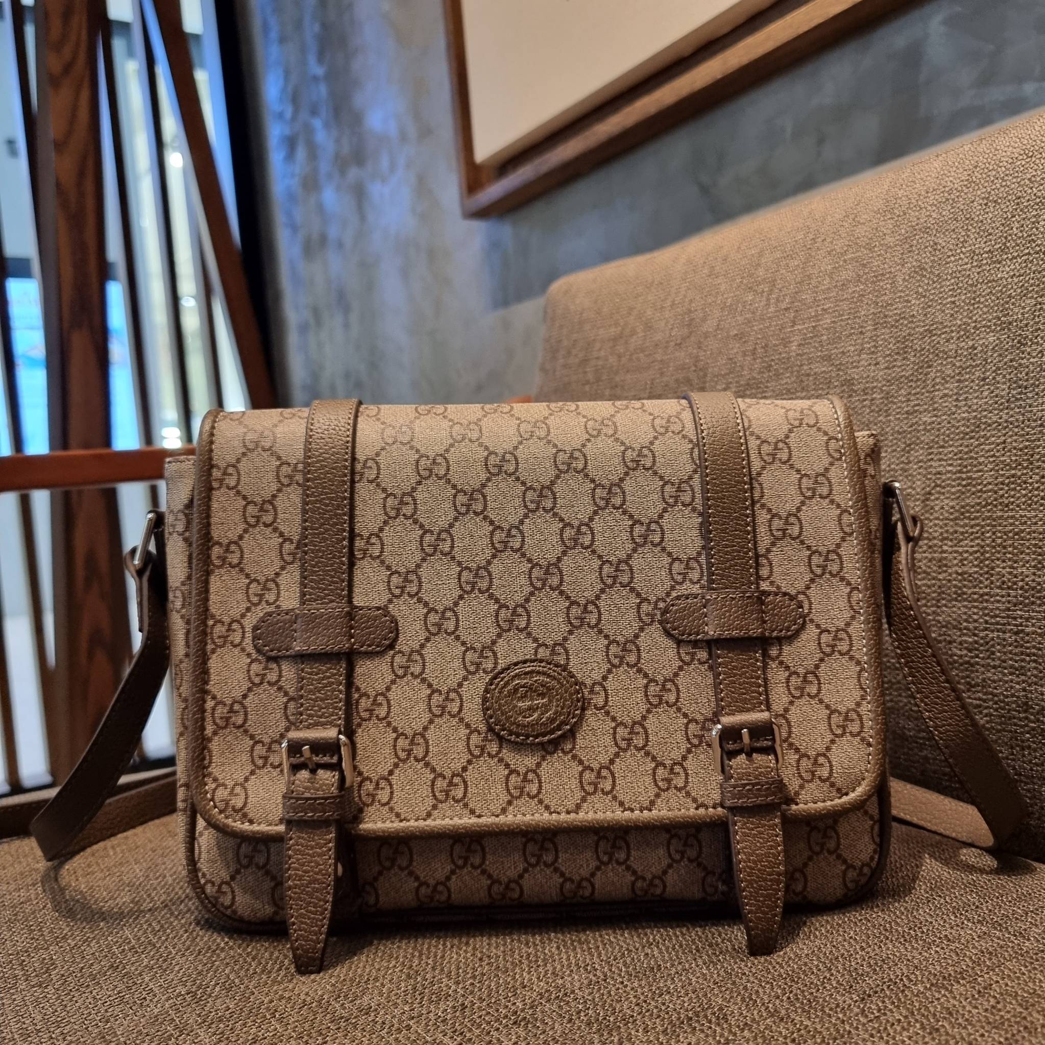 Gucci GG Supreme messenger bag GC MESSENGER VINTAGE BAG กระเป๋าสะพายข้างทรงแมสเซนเจอร์ ย้อนยุค ลุคผู้ดีแบบลูกคุณ ดีไซน์ unisex ใช้ได้ทั้งชายและหญิง พรีเมี่ยมกิ๊ฟวีไอพี วัสดุหนังแคนวาส ใช้งานง่ายด้วยฝาเปิดกระดุมแม่เหล็ก ด้านหลังมีช่องเก็บของจุกจิกได้ ภายใน