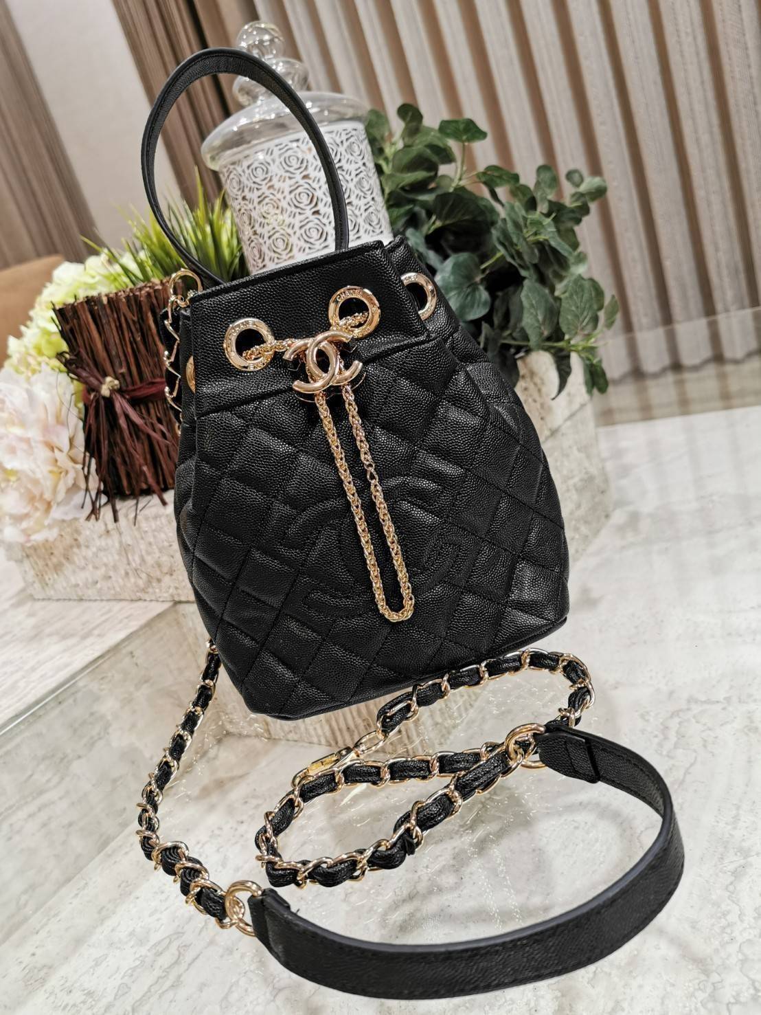 CHANEL Crossbody Bag With Chain / Chanel Bucket Bag กระเป๋าถือหรือสะพาย หนังคาเวียร์ลายตาราง ใช้ได้หลายสไตล์