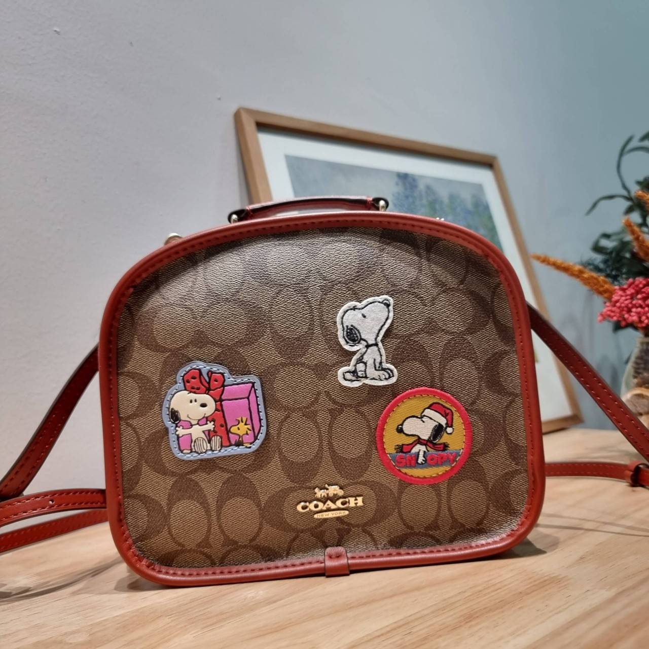 CE847 COACH x PEANUTS LUNCH PAIL IN SIGNATURE CANVAS WITH PATCHES คอลเลคชั่นใหม่ น่ารักน่าใช้ กับกระเป๋าสะพายสวยอยู่ทรง ดีไซน์ตกแต่งแพทช์ลวดลายการ์ตูนยอดฮิต