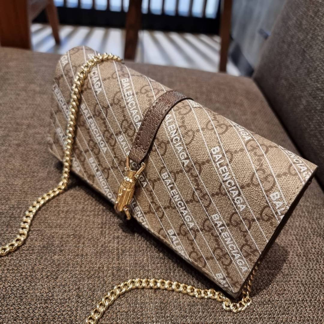 คลัชท์สุดหรูขึ้นแท่นต้องใบนี้เลย GG×Balenciaga woc bag กระเป๋าสะพาย crossbody เป็นคลัชท์ได้ในตัว ดีไซน์คลาสสิควินเทจ ดึงดูดและสะกดสายตาด้วยอะไหล่ดีเทลหรูของอะไหล่สีทอง วัสดุหนังแคนวาส ทนทาน ดูแลรักษาง่าย เปิด-ปิดด้วยอะไหล่เสียบล็อค ภายในแบ่งสัดส่วนลงตัวมา