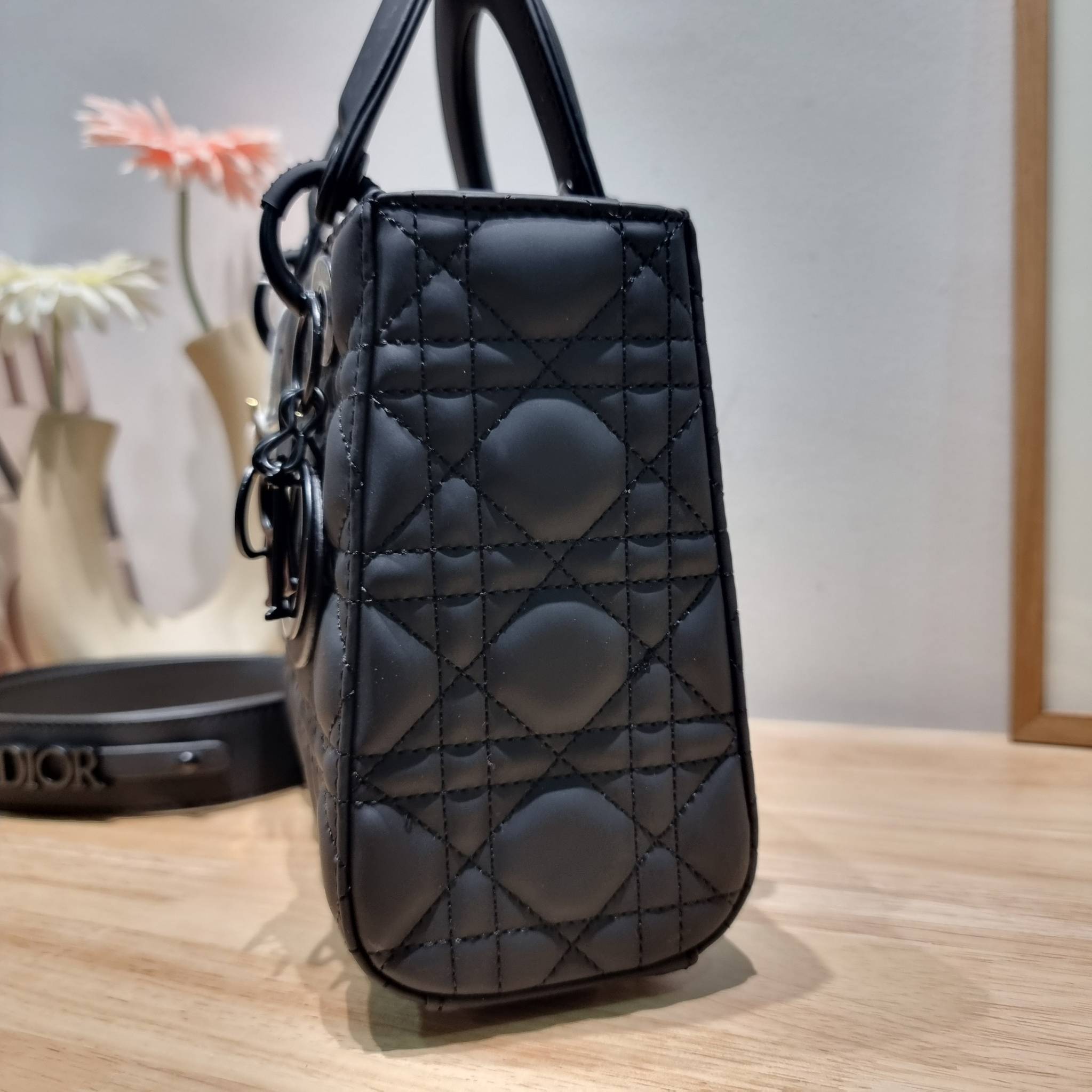 SMALL LADY DIOR MY ABCDIOR BAG Ultramatte Cannage Calfskin / CD LADY ULTRAMATTE BAG พร้อมส่ง กระเป๋าสะพายข้าง ดีไซน์เรียบง่าย แต่แฝงไปด้วยความหรูหรา ทรงกล่องคลาสสิค โดดเด่นด้วยพวงกุญแจอะไหล่สีเดียวกับตัวกระเป๋า ผิวแมทท์ ลายเส้นซ้อนทับสวยงาม