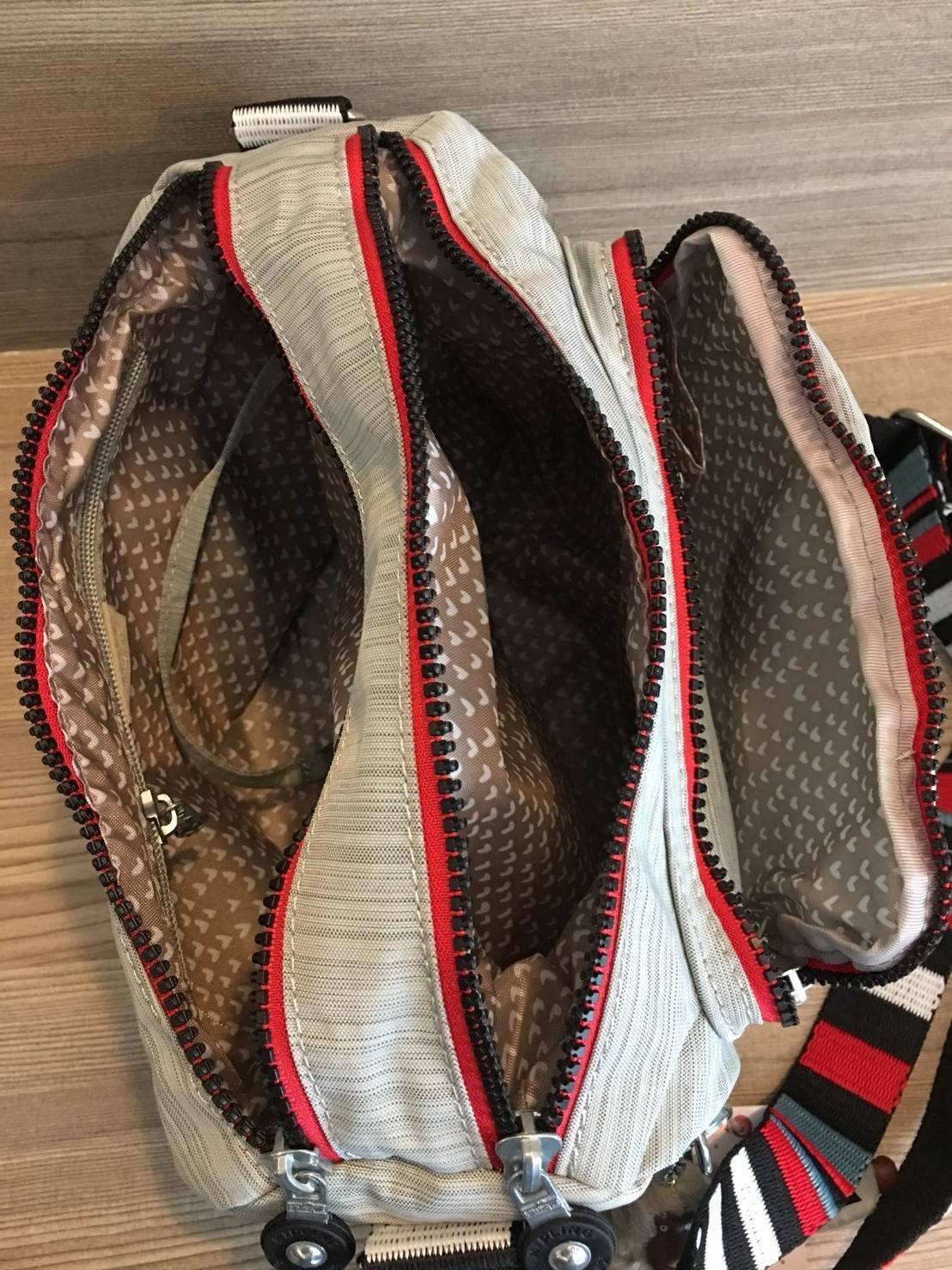 Kipling Reth กระเป๋าสะพายทรงสวย รุ่นยอดนิยม สายสะพายปรับระดับสั้น-ยาว เป็นกระเป๋าสะพายแบบ cross body ได้ค่ะ ช่องซิปเยอะ ใส่ของได้เป็นสัดส่วน จุสัมภาระได้ดีเลยค่ะ ทรงสวย สะพายน่ารักมาก ห้ามพลาดเลยค่ารุ่นนี้