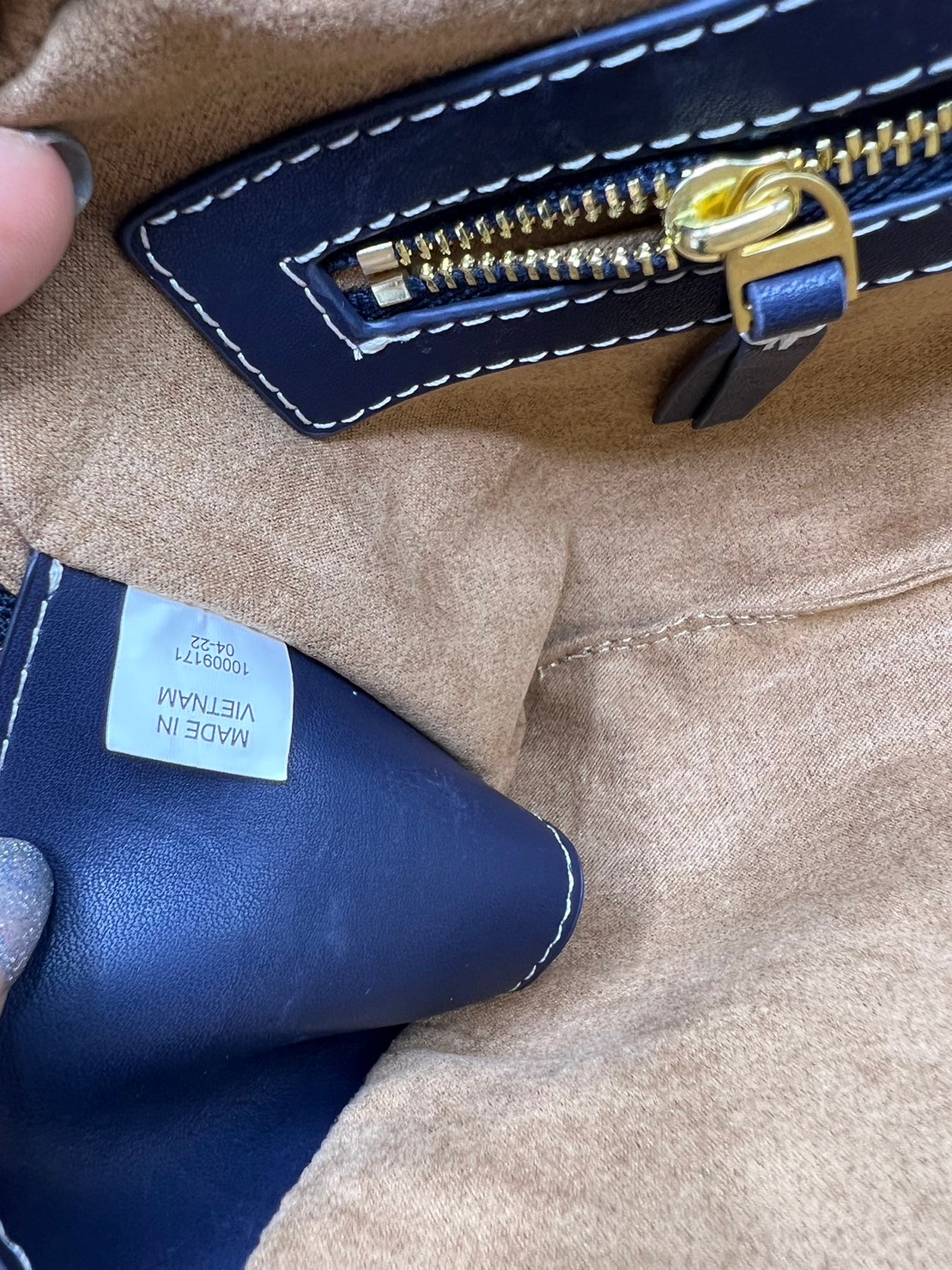 TORY BURCH Small T Monogram Marshmallow Satchel / Tory Burch tote handbag พร้อมส่ง 2 สี ใหม่ล่าสุด กระเป๋าสะพายไหล่ดีไซน์สุดทันสมัย ตัดเย็บสวยงาม ผ้า jacquard ตัดหนัง เปิด-ปิดแบบซิป มีช่องแบ่ง 2 ช่อง มีซิปลับด้านใน ใส่ของได้เยอะมากๆ ค่ะ