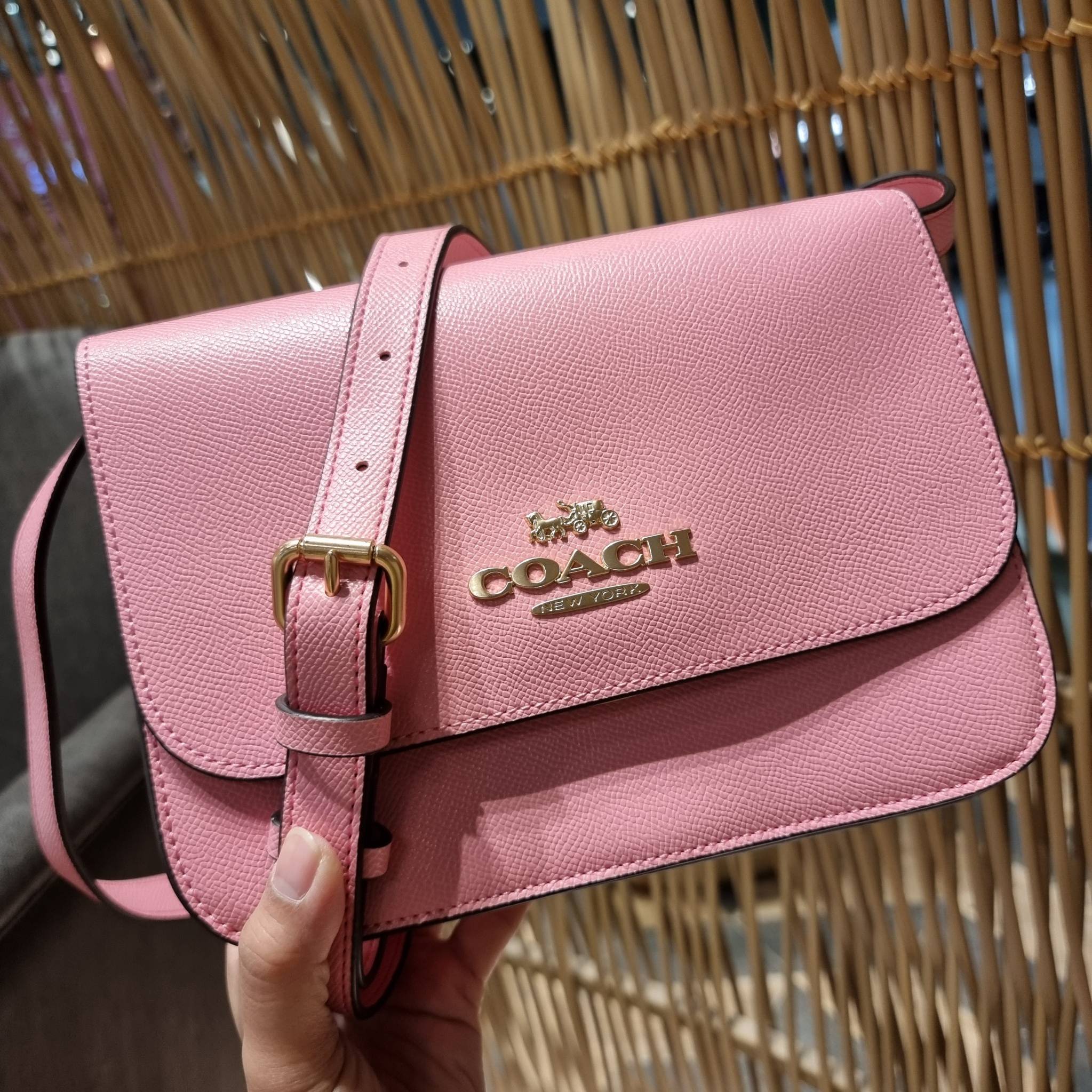 COACH C5632 BRYNN FLAP CROSSBODY แซ่บที่สุด ใหม่ที่สุด!! คอลเลคชั่นใหม่!! มองยังไงก็หลงรักละสายตาไม่ไหว กระเป๋าสะพายข้างลุคไฮน์ ที่ดีไซน์ออกมาได้ปัง และดูแพงมากๆ ด้วยดีเทลคลาสสิค รูปทรงใช้งานง่าย เรียบๆแต่มีดีเทล วัสดุหนัง crossgrain สวยคม!!! เปิด-ปิดด้วย