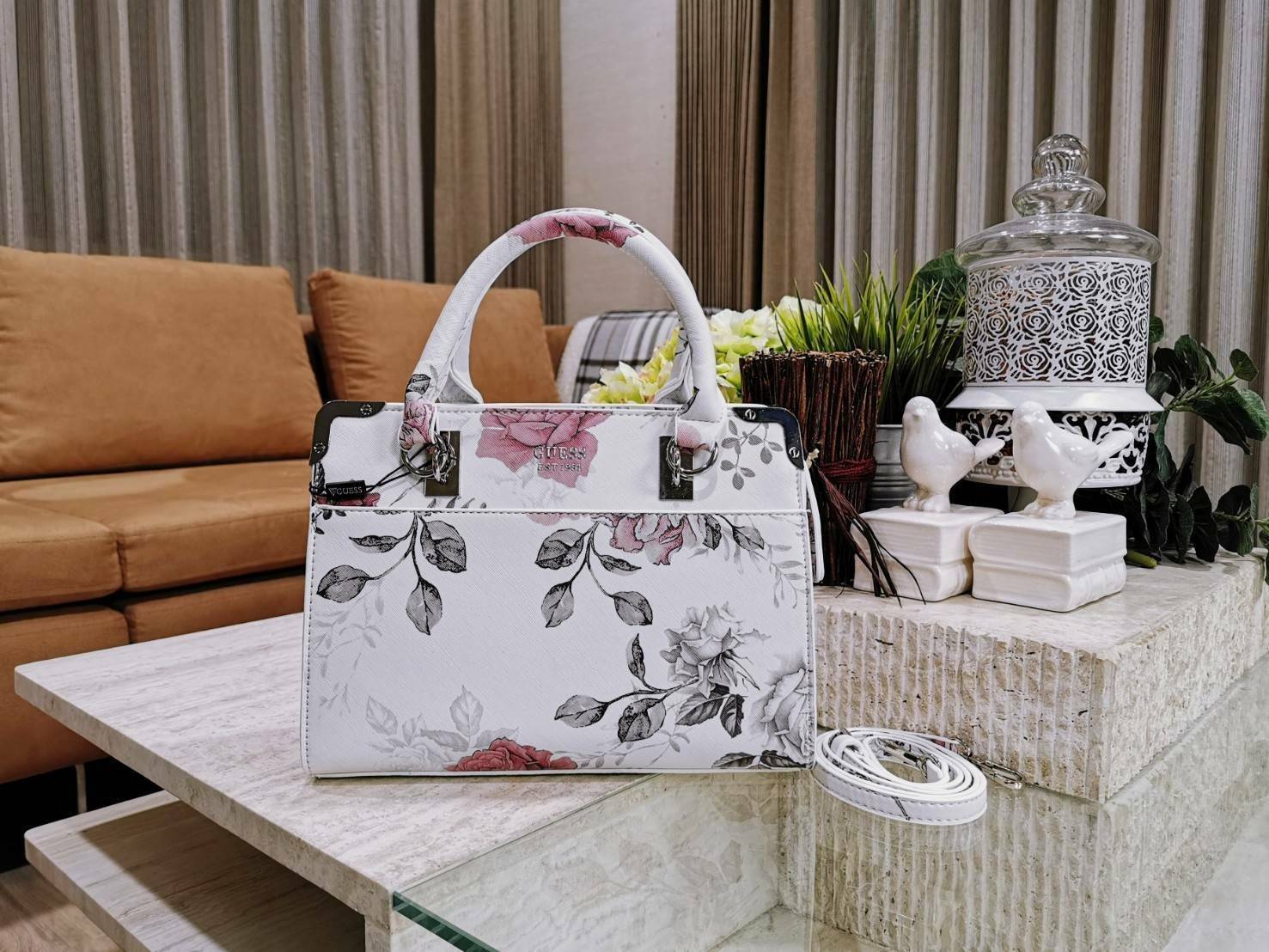 GUESS WOMAN CROSS BODY BAG กระเป๋าถือ/สะพายรุ่นใหม่ล่าสุดจาก GUESS FACTORY หนังสวยอยู่ทรงแข็งไม่ย้วย ขนาดกำลังดี น้ำหนักเบาด้านหน้าประดับโลโก้แบร์นพร้อมอะไหล่เงินที่หูหิ้วและมุมขอบกระเป๋าเพิ่มดีเทลเก๋ หูจับเเข็งแรงพับลงได้ เปิดปิดด้วยซิปสะดวกใช้ ภายในมีโล