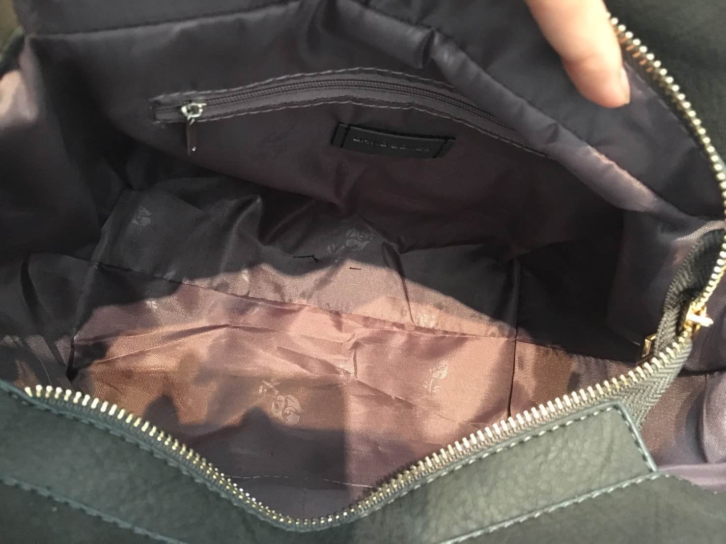 งานแท้ชนช้อป รุ่นใหม่ สีใหม่ D.grey จากแบรนด์ DAVID JONES หนังกลับ สวยมาก แถมทรงเก๋มากๆค่า ตัวกระเป๋าขนาดกะทัดรัด น้ำหนักเบา จุของคุ้มมากๆ คะ สีกระเป๋า เข้ากับชุดง่ายมากคะ มีปอมๆ เข้า set กับกระเป๋าด้วยนะคะ ใบนี้ แนะนำเลยค่าสวยเลอค่า