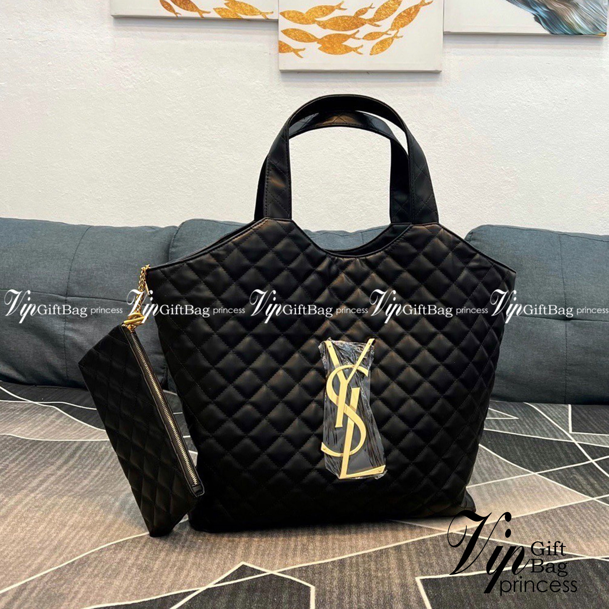 YSL icare maxi shopping bag in quilted lambskin / YSL tote bag กระเป๋าไซส์ใหญ่ พร้อมใบเล็ก หนังบุนิ่มเย็บลายตาข่าย (Quilted Bag) ดีไซน์คล้ายตะกร้าช็อปปิ้ง โฉบเฉี่ยวกว่าหลายระดับด้วยการประดับฮาร์ดแวร์ทองเหลืองในตัวอักษร YSL บนหนังสีดำสร้างความสะดุดตา มอบสไ