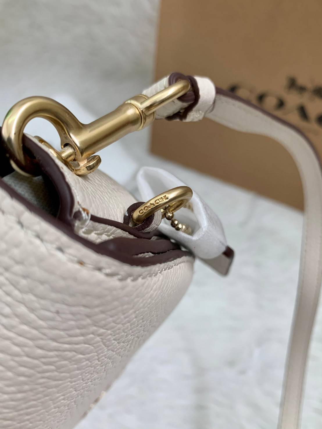 พร้อมส่งที่ไทยครบทั้ง6สีค่ะ 😘 Coach Ellen Crossbody In Signature ((C1432)) กระเป๋าทรงฮาฟมูนรูปทรงคลาสสิก ออกแบบให้มีลักษณะโค้งมน ไม่ดูเป็นทรงแข็งจนเกินไป ดีไซน์และสีของกระเป๋ายังเรียบง่าย เข้าได้กับทุกชุด สะพายครอสบอดี้ร์//สะพายข้าง หรือถือแบบคลัท