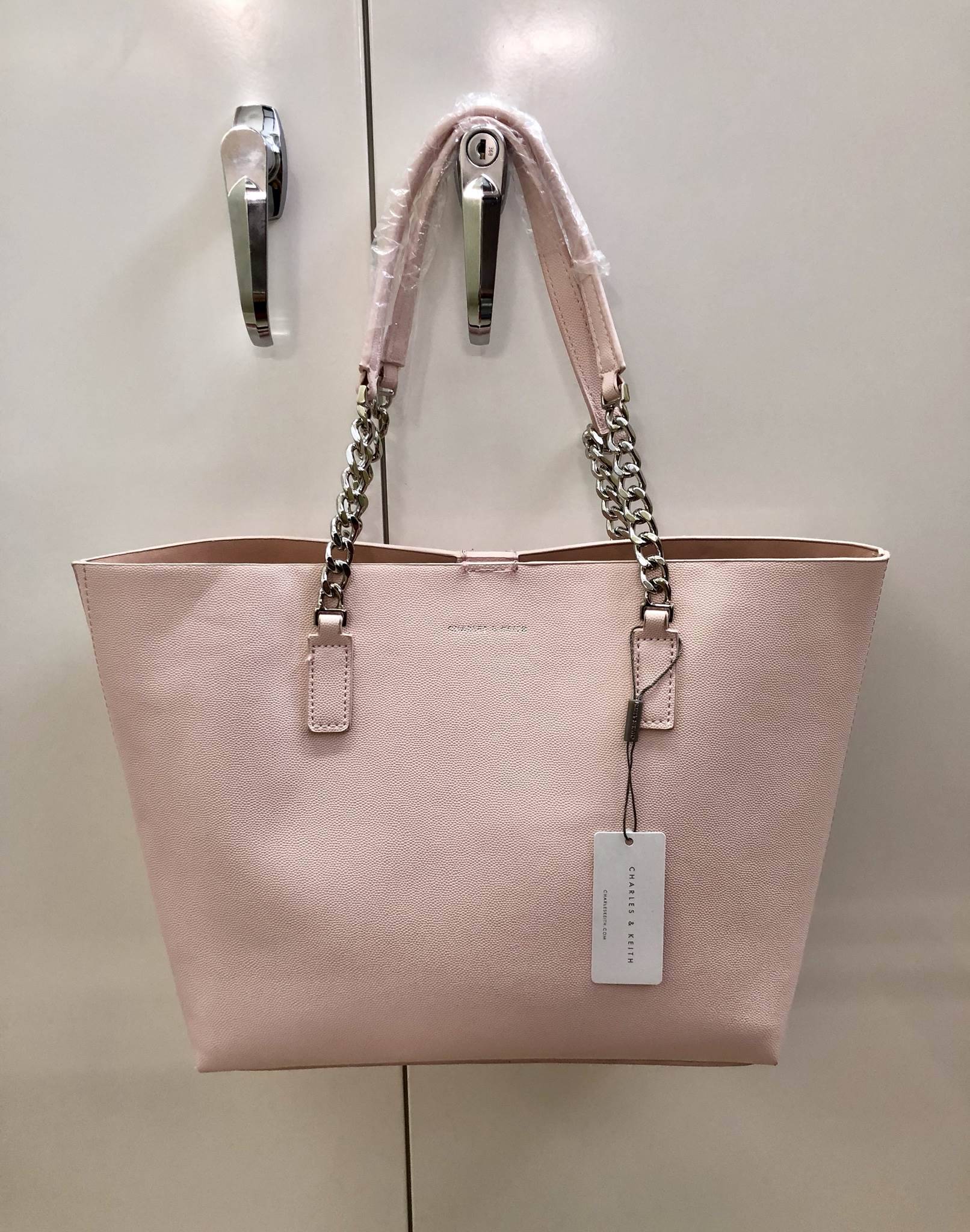 New in CHARLES & KEITH TOTE BAG ลับมาอีกครั้งกับรุ่นขายดี กระเป๋าถือหรือสะพายไหล่ ลายหนังซาฟเฟียโน่ แบบเรียบหรู ดูดีนะค่ะ หูหิ้วเป้นสายโซ่ต่อหนัง ปากกกระเป๋าเปิดปิดแบบแม่เหล้ก ด้านในโล่งกว้างใส่ของจุ รุ่นนี้มาพร้อมกระเป๋าขนาดกลางแบบซิปถอดออกแยกใช้งานได้อี