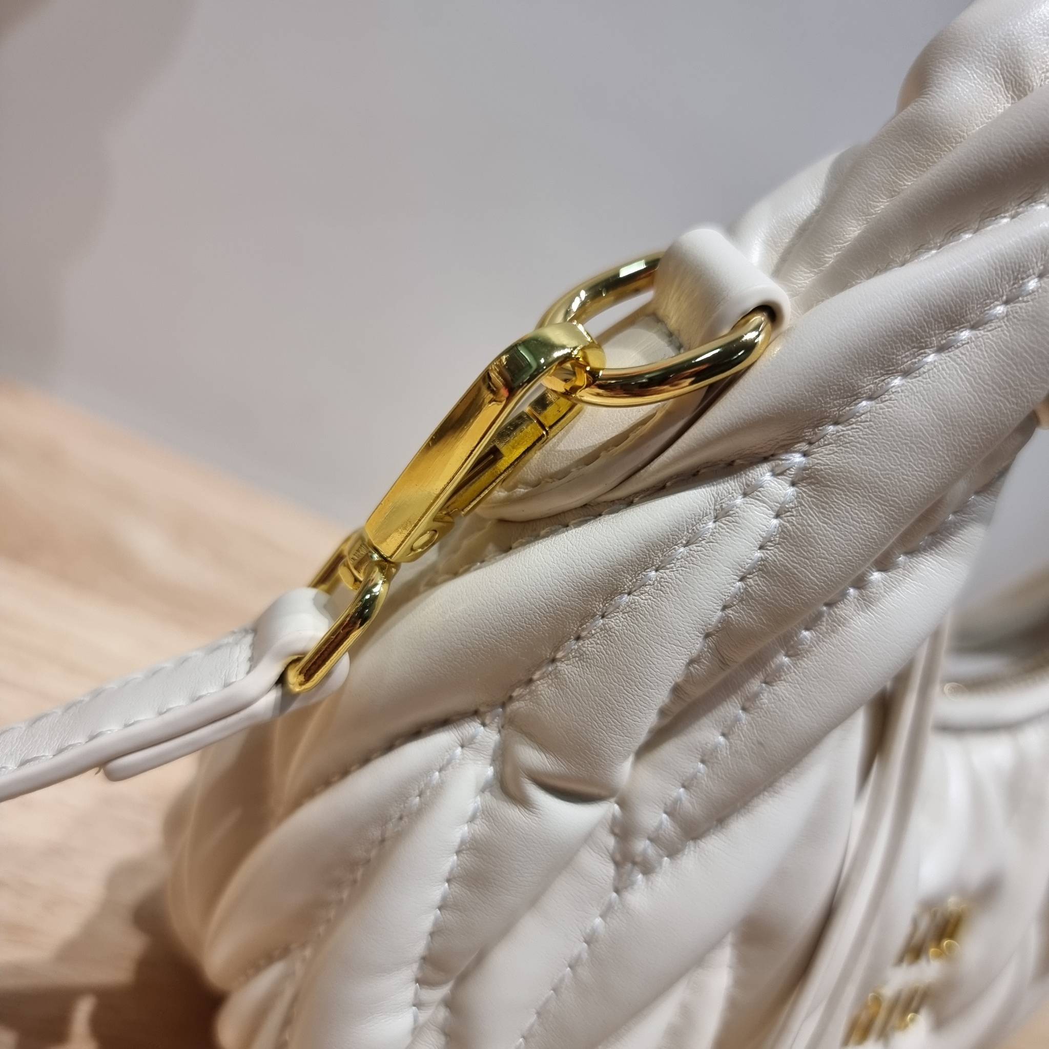 MIU MIU WANDER MATELASSÉ MINI HOBO BAG ไอเท็มสับๆอีกหนึ่ง ที่ต้องมีใช้ได้แล้ว กับกระเป๋าถือ/สะพาย ทรงโฮโบ คิ้วท์สุด ปังสุด ตัวแม่ อินฟลู ดาราเค้าใช้กันเพียบ