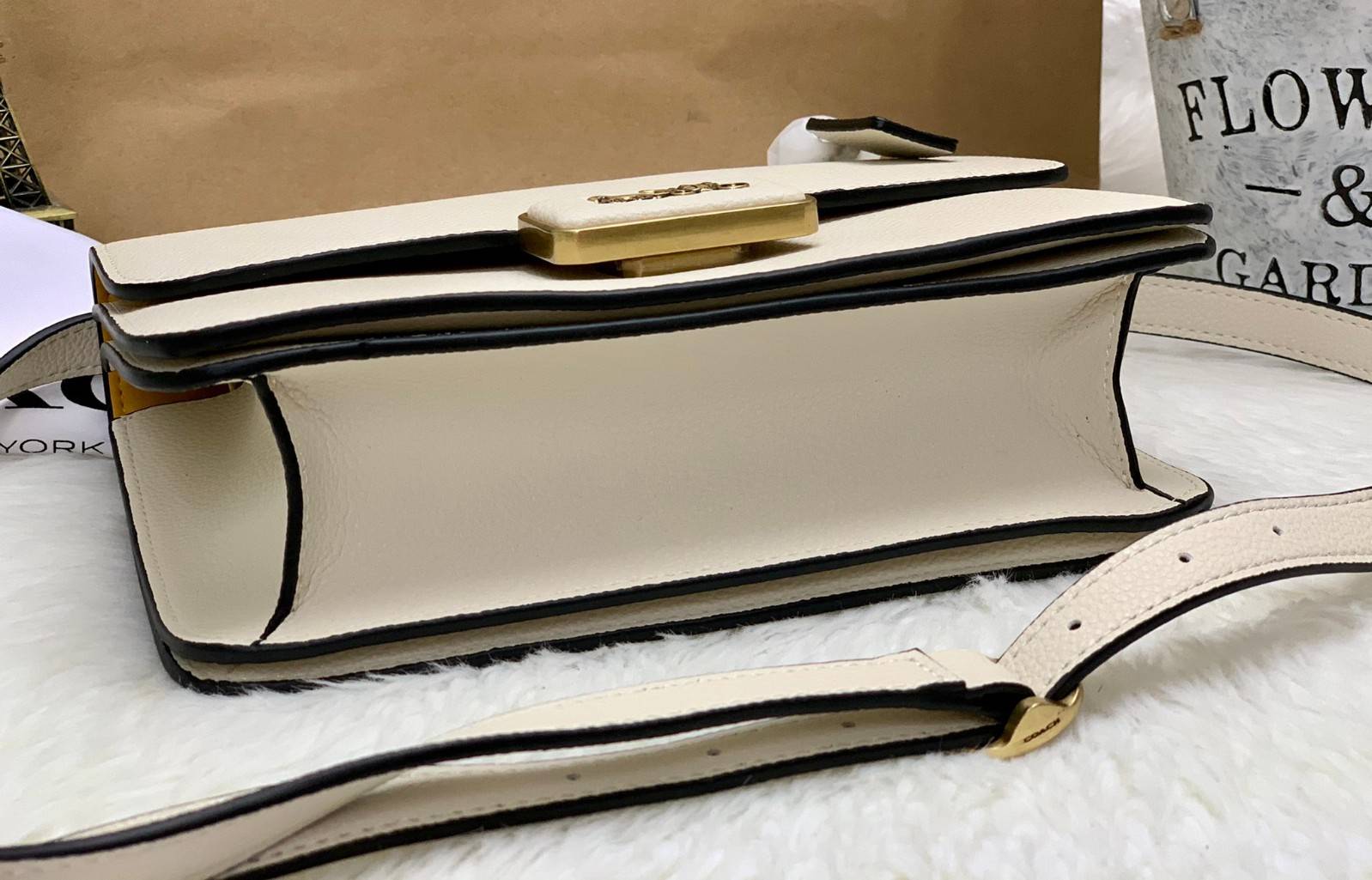 COACH ALIE SHOULDER BAG ((4615)) กระเป๋าสะพายข้างหรือสามารถทบสายกันเพื่อคล้องไหล่ได้ค่ะ วัสดุหนังแท้ หนังนิ่มสวยงามมากๆค่ะ ด้านหน้าเป็นแผ่นโลหะแบรนด์ดูหรูทีเดียว เปิดปิดกระเป๋าแบบกดล็อค ภายในแบ่งช่องหลักหนึ่งช่องค่อนข้างกว้างใส่มือถือได้ทุกรุ่น;กระเป๋าเงิ