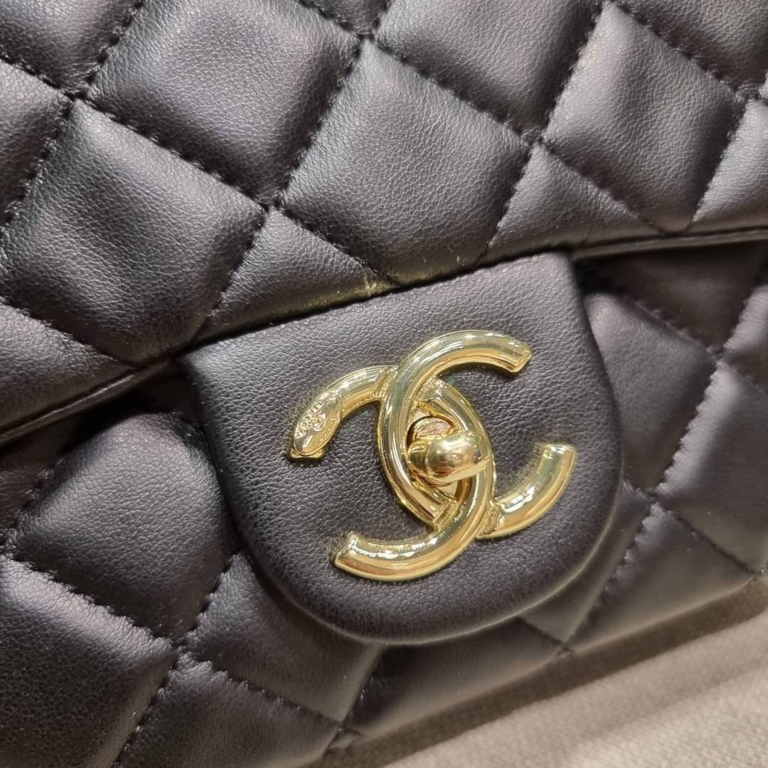 VIP 🥂 เซ็ทคือที่สุดของความคุ้ม EXCLUSIVE MIX ITEM!! CHANEL GIFT BOX SET กลับมาอีกครั้งกับไอเท็มสุดหรูชวนให้สะสม สุดยอดของรุ่นยอดฮิตพร้อมเสิร์ฟครบชุด สุดคุ้ม มาพร้อมกระเป๋าสะพายถึง 2 ใบ คอลเลคชั่นของมันต้องมี ทั้งตัวคลาสสิคและ vanity และสุดยอดของหา