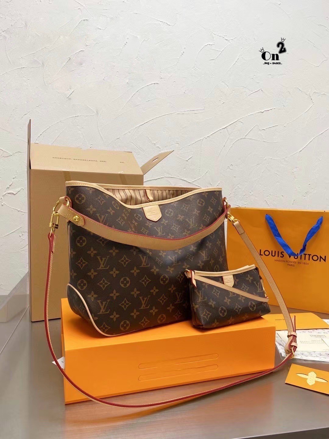 Louis Vuitton Monogram Delight Canvas / LV Delight Tote Bag กระเป๋าสะพายข้างทรงสูงใบใหญ่หนังแกะสังเคราะห์ หูหิ้วปั้มโลโก้ ด้านในมี1ช่องซิป 1ช่องใส่ของจุกจิ๊ก มาพร้อมกระเป๋าเล็กน่ารักใส่ตังค์ คุ้มสุดๆ อะไหล่ทองหรูหรา มีสายยาว ถอดสายได้ ปรับระดับได้ จุของได
