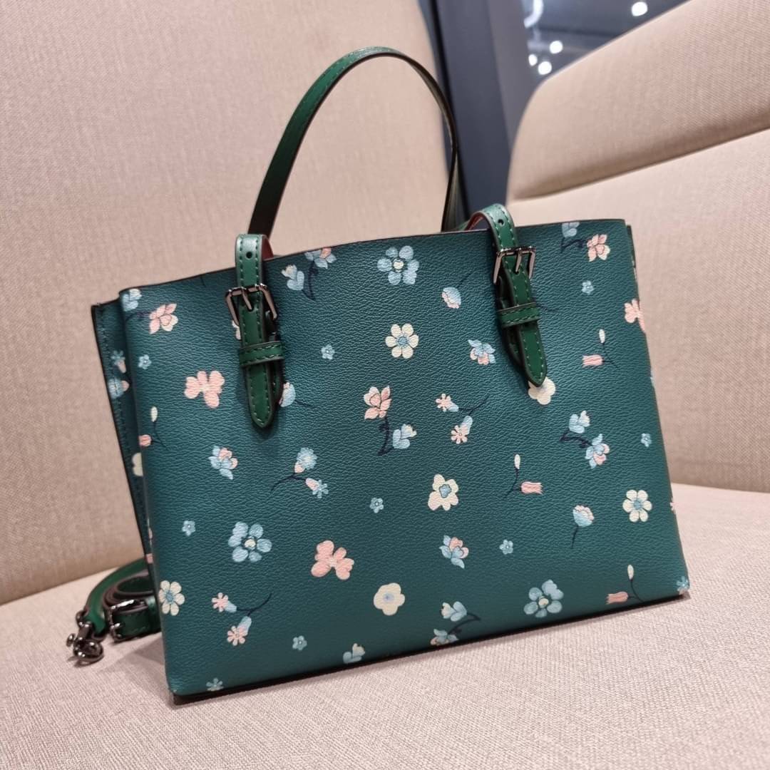 COACH C8613 MOLLIE TOTE 25 WITH MYSTICAL FLORAL PRINT คอลใหม่ล่าสุด ยังไม่เข้า shop ไทย สวยๆแบบไม่ต้องรอพรีฯให้ยาวนาน กับกระเป๋าโท้ทไซส์เล็กที่สาวๆต่างก็ต้องปักใจรัก สวยสมใจ ดีไซน์ลวดลายดอกไม้ คละเคล้าเต็มใบ สีสันสดใส น่าใช้สุดๆ วัสดุหนังแคนวาส ภายในโล่งก