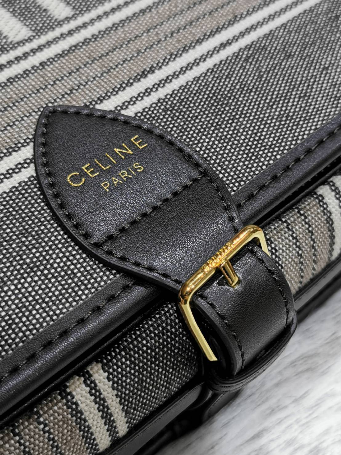 CELINE MESSENGER BAG VIP GIFT WITH PURCHASE (GWP) พรีเมี่ยมกิ๊ฟรุ่น Limited จาก CELINE HAUTE PARFUME DUTYFREE COUNTER วัสดุ CANVAS TEXTILE ลายทางสีคลาสสิคดีไซน์ Unisex ใช้ได้ทั้งชายและหญิง เปิดปิดด้วยฝาปิด Belt และแถบแม่เหล็กด้านใน ขนาดกำลังดี น้ำหนักเบา 