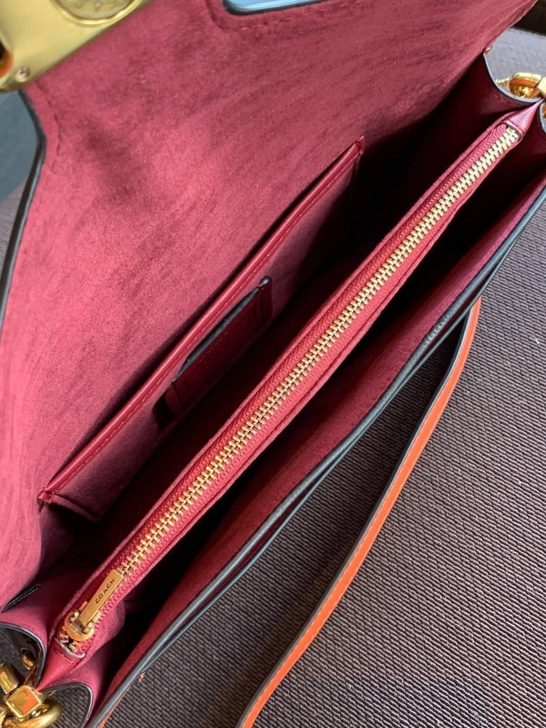 COACH TABBY SHOULDER BAG 26 พร้อมส่งที่ไทยอีกครั้งค่ะ!! กระเป๋าหิ้ว//คล้องไหล่//สะพายข้างได้ สุดคุ้ม! หนังแท้เรียบคลาสสิคเพิ่มความหรูเข้ามาค่ะ ด้านหน้ามีอะไหล่แบรนด์ตัวใหญ่โดดเด่น เปิดปิดกระเป๋าแบบกระดุมแม่เหล็ก ภายในมีช่องหลักใส่ของ2ช่อง;สามารถใส่กระเป๋า