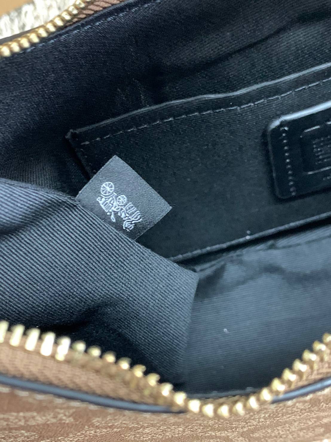 COACH BAILEY HOBO WITH WHIPSTITCH ((C4108//C1322)) พร้อมส่งที่ไทย!! สวยจริงไม่จกตาแน่นอนค่าา กระเป๋าทรงโค้ง ใช้แบบหิ้วหรือคล้องไหล่ก็ดูดี ใช้วัสดุหนังแท้ชั้นดี หนังสวยมากๆค่ะ ด้านหน้าใช้อะไหล่แบรนด์ตัวใหญ่ หรู ดูสะดุดตามีเดียว