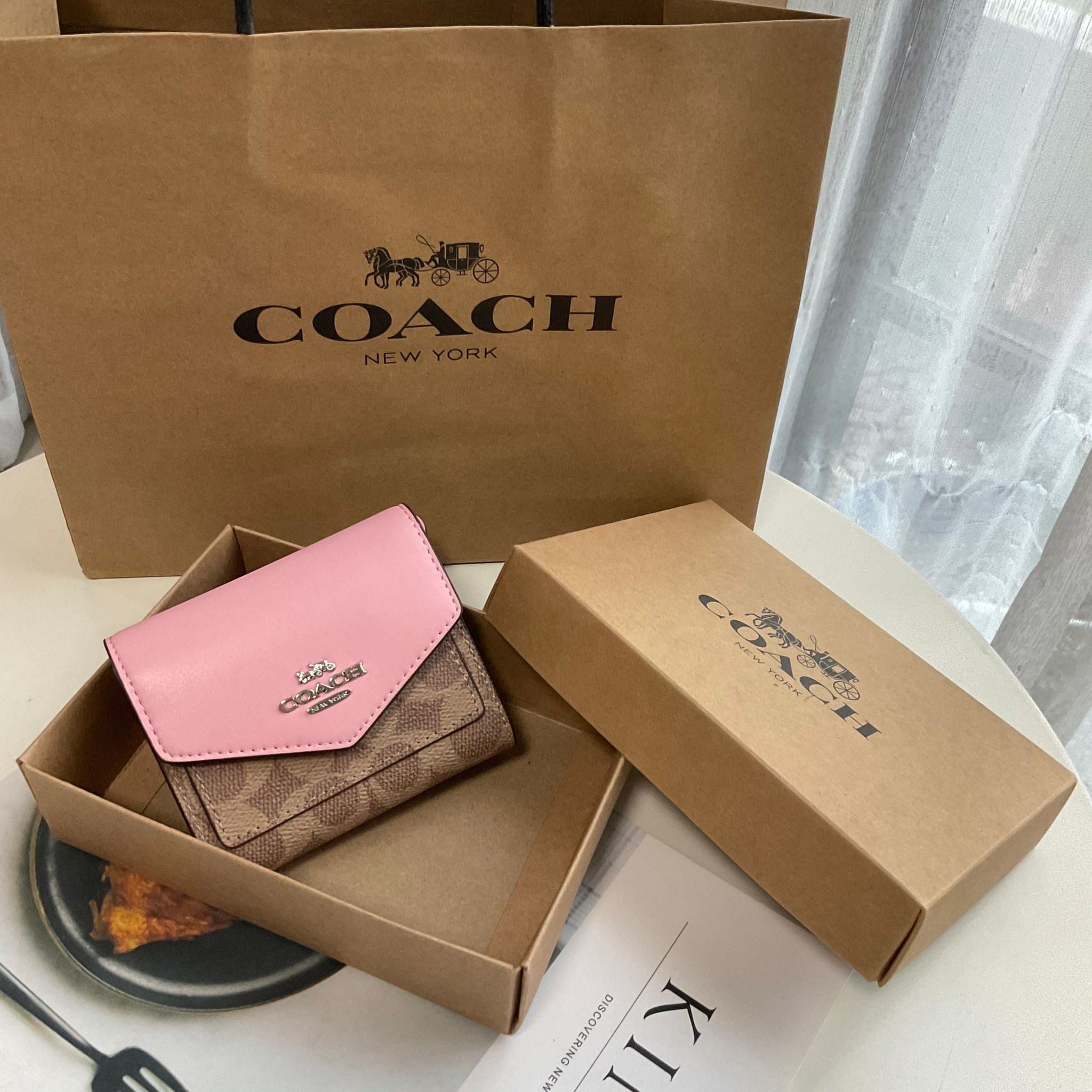 COACH SMALL WALLET IN SIGNATURE CANVAS กระเป๋าสตางค์ใบสั้น แบบพับสองตอน หน้าจดหมาย เปิดปิดด้วยกระดุมปั้มแบรนด์ ด้านในมีช่องใส่บัตรหลายช่อง และช่องใส่ธนบัตร ด้านหลังมีช่องซิปเหรียญอีกหนึ่งช่อง น้ำหนักเบา พกพาสะดวก มีให้เลือกหลายสี ห้ามพลาดค่ะ!