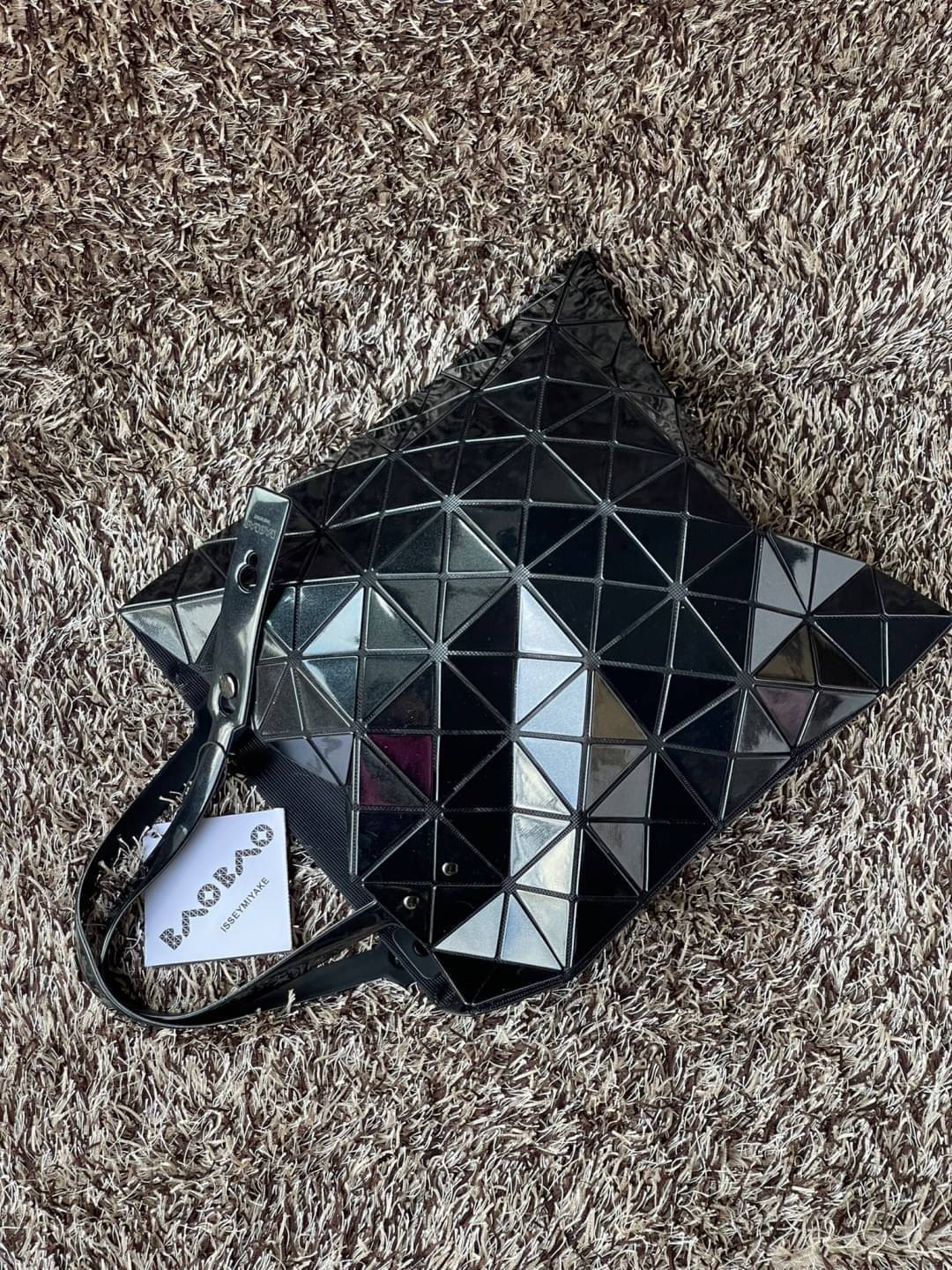 Baobao Issey Miyake 6x6 กระเป๋า Tote รุ่นนี้ถือว่าเป็นกระเป๋า Tote ไซส์กลางที่เหมาะกับการพกพาสิ่งของที่จำเป็นในทุก ๆ วัน มาพร้อมสายที่สามารถปรับได้ทั้งสองสาย และมีช่องใส่ของช่องเล็กด้านใน 1 ช่อง จุของได้เยอะแถมยังทนทาน ใช้เป็น Everyday Bag ได้เลยคะ พกพาสะ