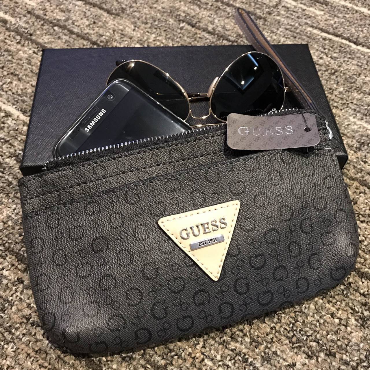มาแว้วว! รอบนี้ห้ามพลาดนะคะ! GUESS LEATHER CLUTH BAG กระเป๋าคลัชรุ่นใหม่ล่าสุดหนังเรียบปั้มลาย G สวยอยู่ทรงดูแลรักษาง่าย มีสายคล้องมือ เปิดปิดด้วยซิปสะดวกใช้ ด้านหน้าประดับโลโก้แบรนด์อะไหล่เงิน ภายในมีช่องใส่บัตร สามารถใส่แบงก์พัน / บัตรเครดิต / iphone7+ 