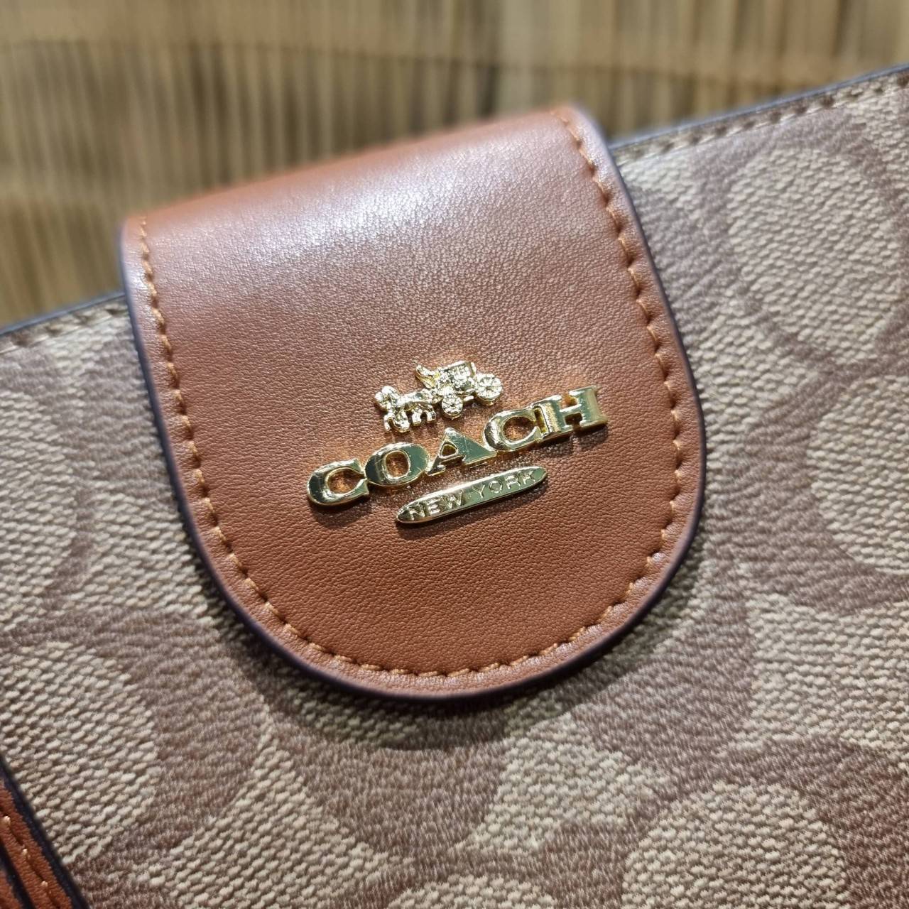 พร้อมส่ง 7 สี COACH C2874 TECH WALLET IN COLORBLOCK SIGNATURE CANVAS จัดให้สีใหม่ก่อนใคร!! ดีไซน์ใหม่ คอลเลคชั่นสวยหรู กระเป๋าสตางค์พร้อมสายคล้องมือ ง่ายต่อชีวิตมากจ้า!! มันดีอะไรเบอร์นี้ ใส่ได้ทั้งบัตร และโทรศัพท์ก็ใส่ได้ทุกรุ่น แถมยังมีช่องซิปแยกไปอีก ช