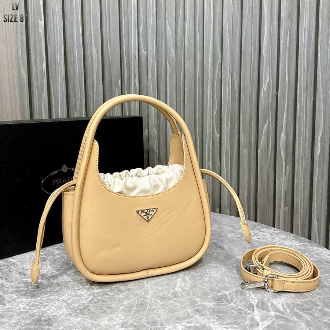 PRADA leather handbag กระเป๋าถือดีไซน์สวย ใช้งานง่าย มีกระเป๋าผ้าเชือกผูกเพิ่มกิมมิกได้อย่างลงตัวน่ารัก มาพร้อมสายสะพายยาวถอดได้ ปรับใช้ได้กับทุกลุคและแมทช์กับทุกสไตล์ แนะนำเลยจ้า