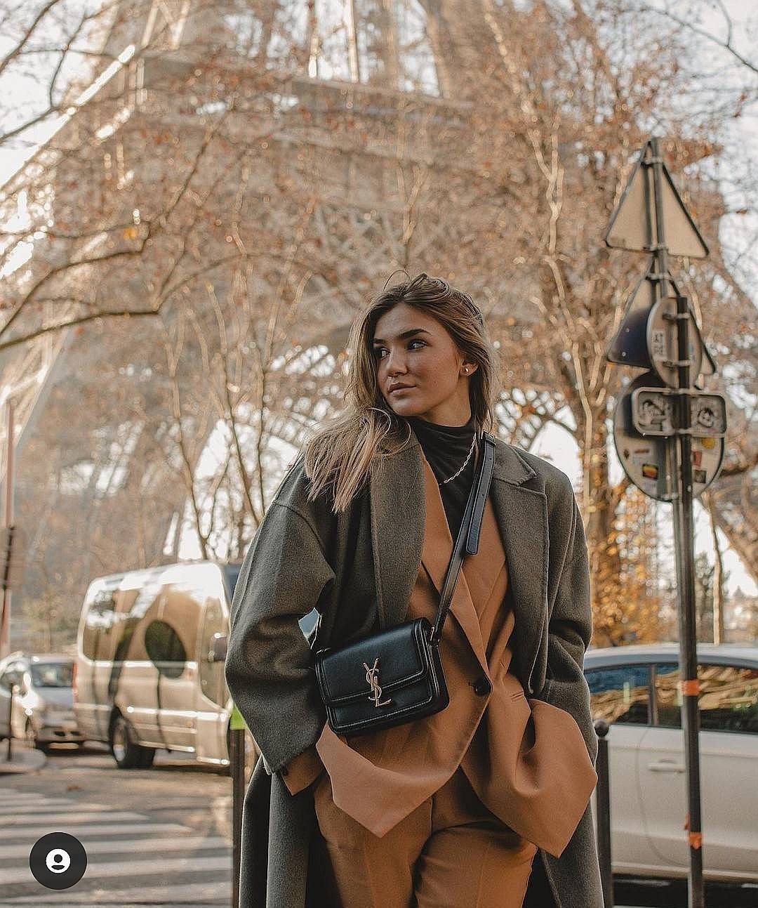 VIP YVES SAINT LAURENT YSL CROSSBODY BAG VIP / YSL Solferino Bag วัสดุหนังแท้ Calfskin ทรงสี่เหลี่ยมหนังสวยหรูอยู่ทรงเปิดปิดด้วยฝาปิดโลโก้แบรนด์อะไหล่ทอง ภายในโล่งมีช่องหลัก และช่องย่อยสามารถใส่มือถือของใช้จุกจิกได้เยอะ สายสะพายหนังยาวปรับระดับได้จะสะพายไ