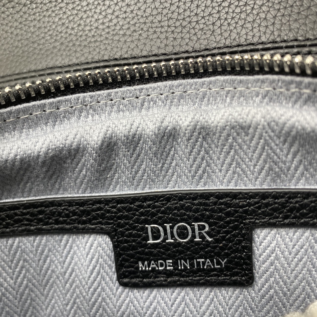 ORI หนังแท้ | DIOR Mini Saddle Bag Icons Leather black กระเป๋าสะพาย คาดอก เปิดตัวครั้งแรกในงานแฟชั่นโชว์ Summer 2025 ดีไซน์สุดไอคอนิกมาตีความใหม่ด้วยรูปทรงที่ทันสมัย
