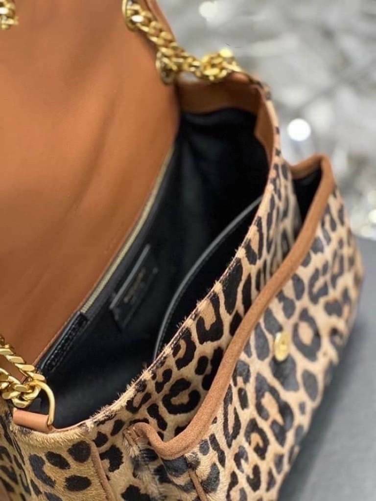 YSL Medium Leopard Niki Shoulder Bag / Saint Laurent Niki medium animal print shoulder bag กระเป๋าสะพายรุนใหม่ล่าสุด ลาย Leopard โดดเด่น งานสวย ด้านหน้าประดับโลโก้แบรนด์ และมีช่องสำหรับเก็บของที่หยิบใช้บ่อย ตอบโจทย์การใช้ชีวิตระหว่างวันได้ดีมากๆ สายสพายดี