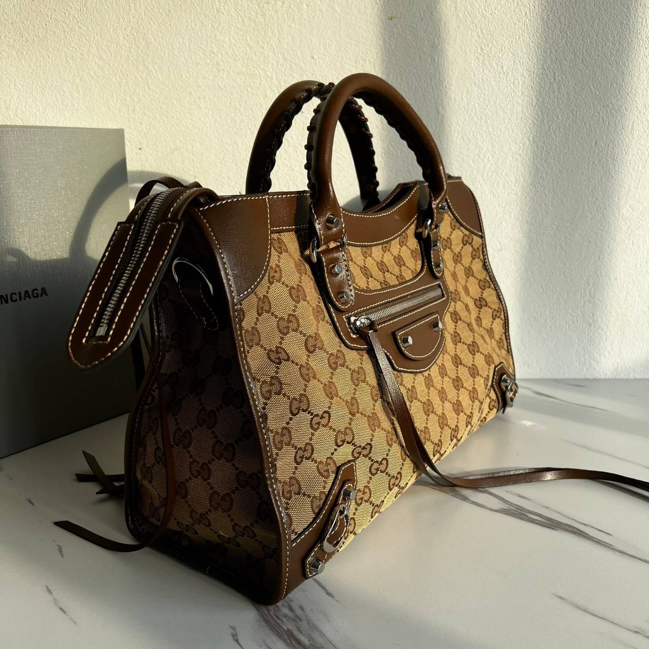 หนังแท้ Gucci The Hacker Project medium Neo Classic bag พร้อมส่งที่ไทย มาแล้วนะค้า มาแรง ขายดีม๊ากกกค่ะ GUCCI x BALENCIAGA CITY BAG ใบนี้มีสายสะพาย มาแรงที่สุดในตอนนี้ เป็นการออกแบบร่วมกันของ2แบรนด์ดัง เฟียส สวย แพทเทิร์นลาย ทรง เป๊ะๆ งานเทพสุดแบบเทียบแท้