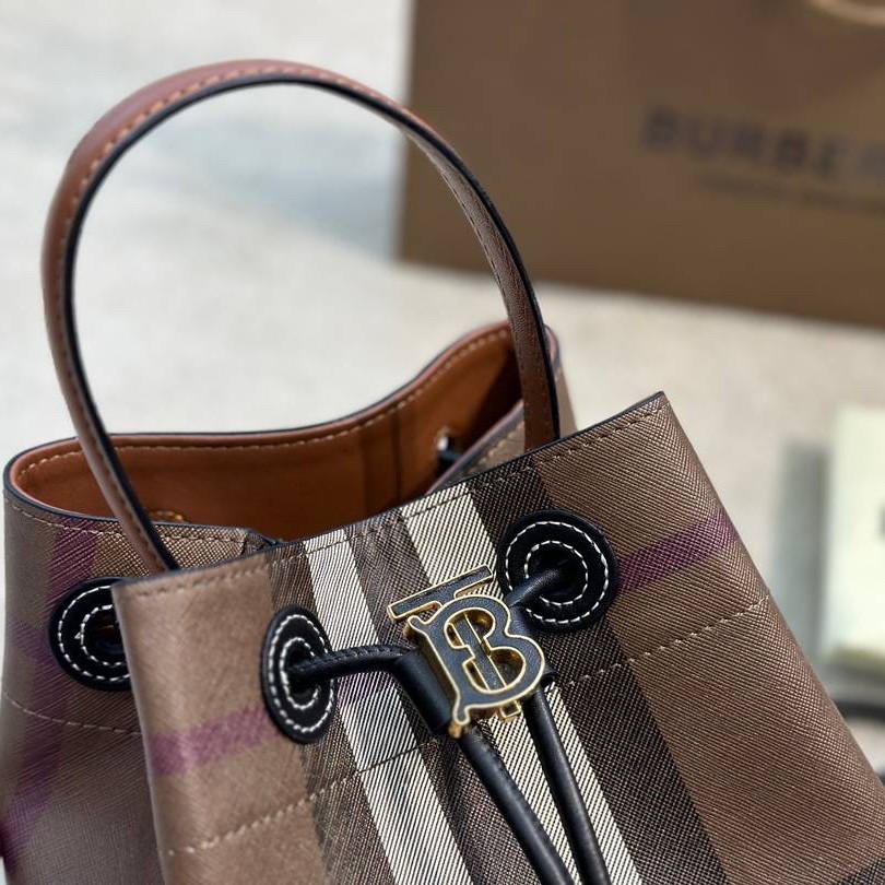 Burberry Brown Small TB Bucket Bag / BURBERRY MONOGRAM BUCKET BAG กระเป๋าถือ กระเป๋าสะพายครอสบอดี้ วัสดุหนังพิมลาย MONOGRAM โทนเข้ม